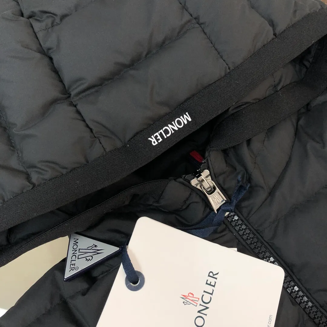 P840 🔥Moncler Galion Early Autumn Lightweight Hooded Down Jacket😍 Newly released at the counter🈶Sold~ This down jacket is lightweight and warm. It is a classic outerwear item that is suitable for various seasons and trends♥. It’s also a classic, with a timeless style that represents the brand’s sporting spirit. 🥳Provides warmth and protection without sacrificing lightness💯 Color: Black Gray Size: 1-2-3-4-5 (M-3xl)