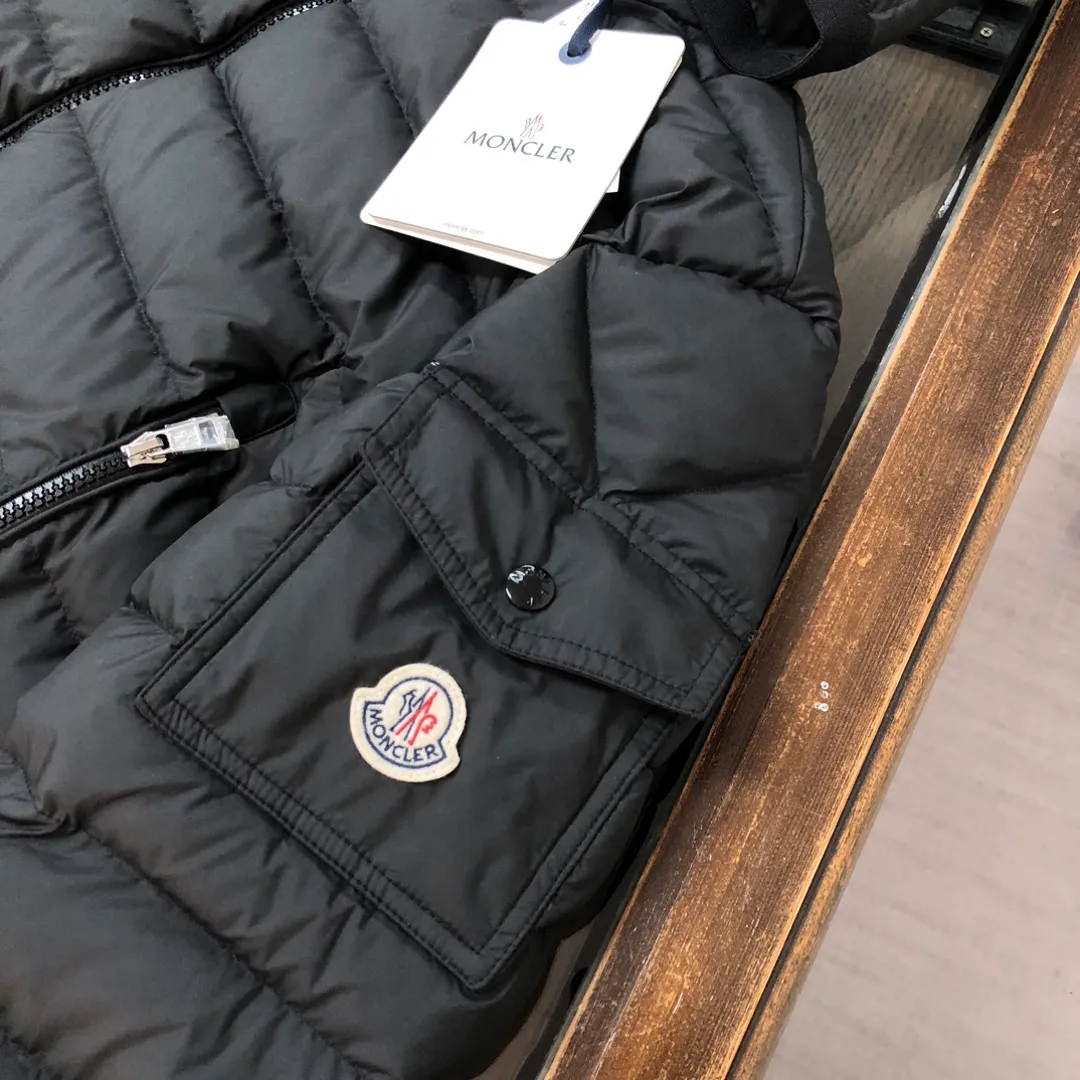 P840 🔥Moncler Galion Early Autumn Lightweight Hooded Down Jacket😍 Newly released at the counter🈶Sold~ This down jacket is lightweight and warm. It is a classic outerwear item that is suitable for various seasons and trends♥. It’s also a classic, with a timeless style that represents the brand’s sporting spirit. 🥳Provides warmth and protection without sacrificing lightness💯 Color: Black Gray Size: 1-2-3-4-5 (M-3xl)