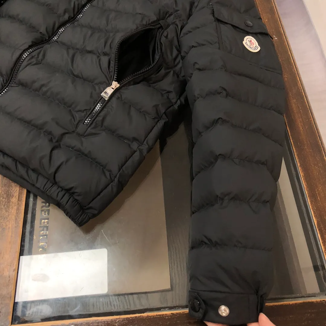 P840 🔥Moncler Galion Early Autumn Lightweight Hooded Down Jacket😍 Newly released at the counter🈶Sold~ This down jacket is lightweight and warm. It is a classic outerwear item that is suitable for various seasons and trends♥. It’s also a classic, with a timeless style that represents the brand’s sporting spirit. 🥳Provides warmth and protection without sacrificing lightness💯 Color: Black Gray Size: 1-2-3-4-5 (M-3xl)