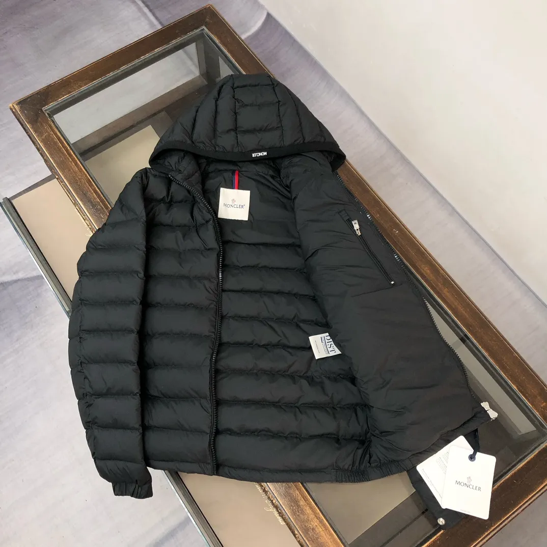 P840 🔥Moncler Galion Early Autumn Lightweight Hooded Down Jacket😍 Newly released at the counter🈶Sold~ This down jacket is lightweight and warm. It is a classic outerwear item that is suitable for various seasons and trends♥. It’s also a classic, with a timeless style that represents the brand’s sporting spirit. 🥳Provides warmth and protection without sacrificing lightness💯 Color: Black Gray Size: 1-2-3-4-5 (M-3xl)