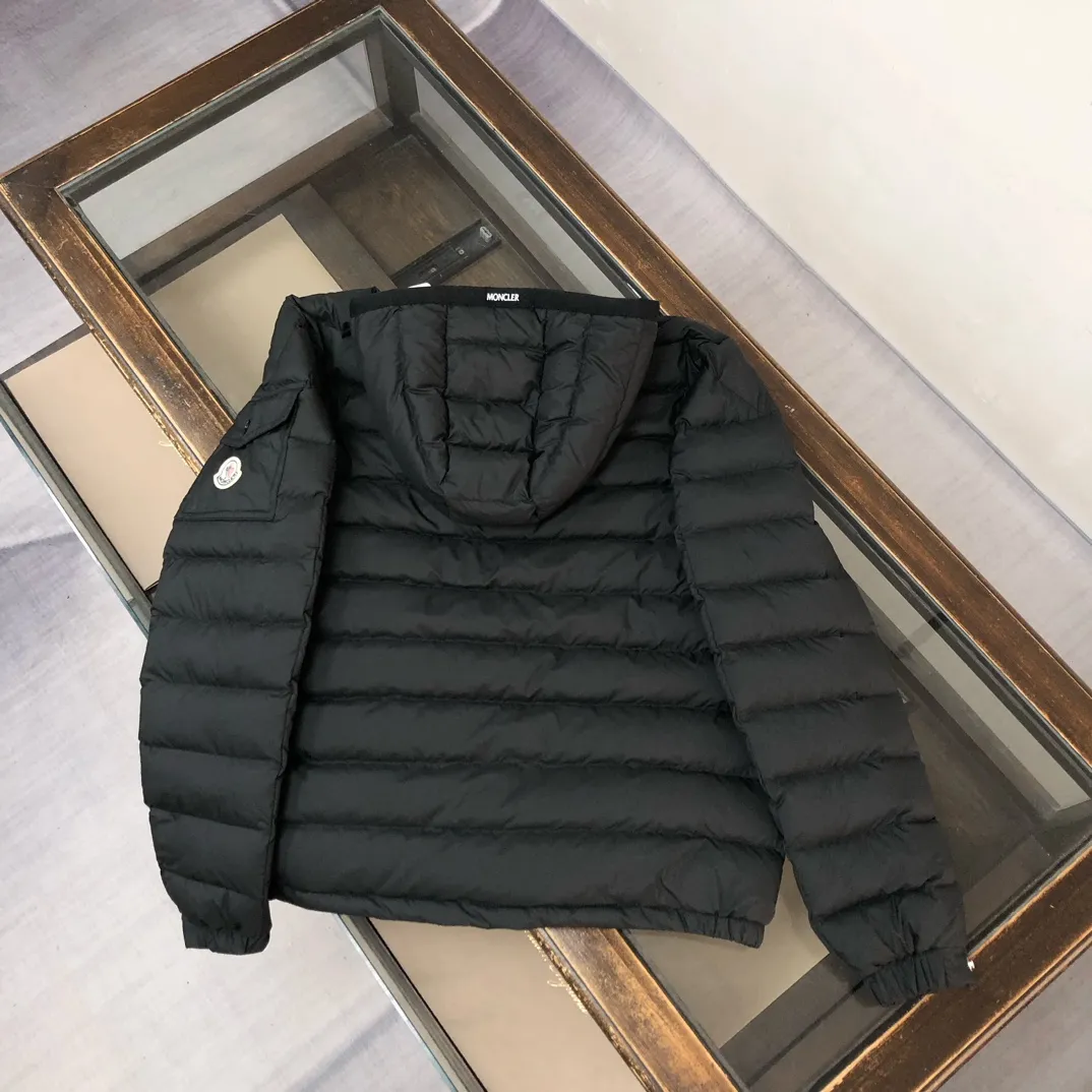 P840 🔥Moncler Galion Early Autumn Lightweight Hooded Down Jacket😍 Newly released at the counter🈶Sold~ This down jacket is lightweight and warm. It is a classic outerwear item that is suitable for various seasons and trends♥. It’s also a classic, with a timeless style that represents the brand’s sporting spirit. 🥳Provides warmth and protection without sacrificing lightness💯 Color: Black Gray Size: 1-2-3-4-5 (M-3xl)