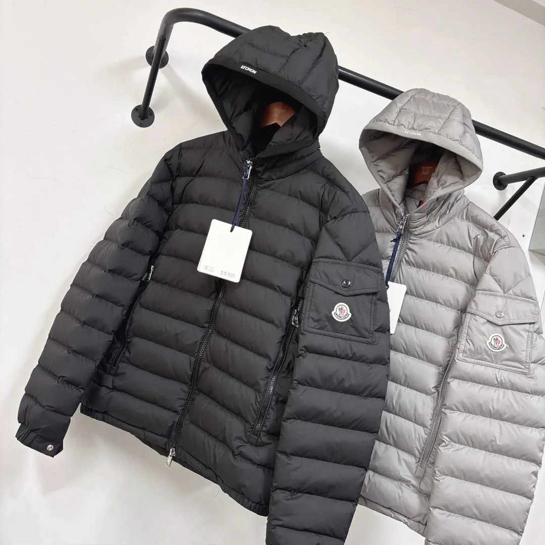 P840 🔥Moncler Galion Early Autumn Lightweight Hooded Down Jacket😍 Newly released at the counter🈶Sold~ This down jacket is lightweight and warm. It is a classic outerwear item that is suitable for various seasons and trends♥. It’s also a classic, with a timeless style that represents the brand’s sporting spirit. 🥳Provides warmth and protection without sacrificing lightness💯 Color: Black Gray Size: 1-2-3-4-5 (M-3xl)