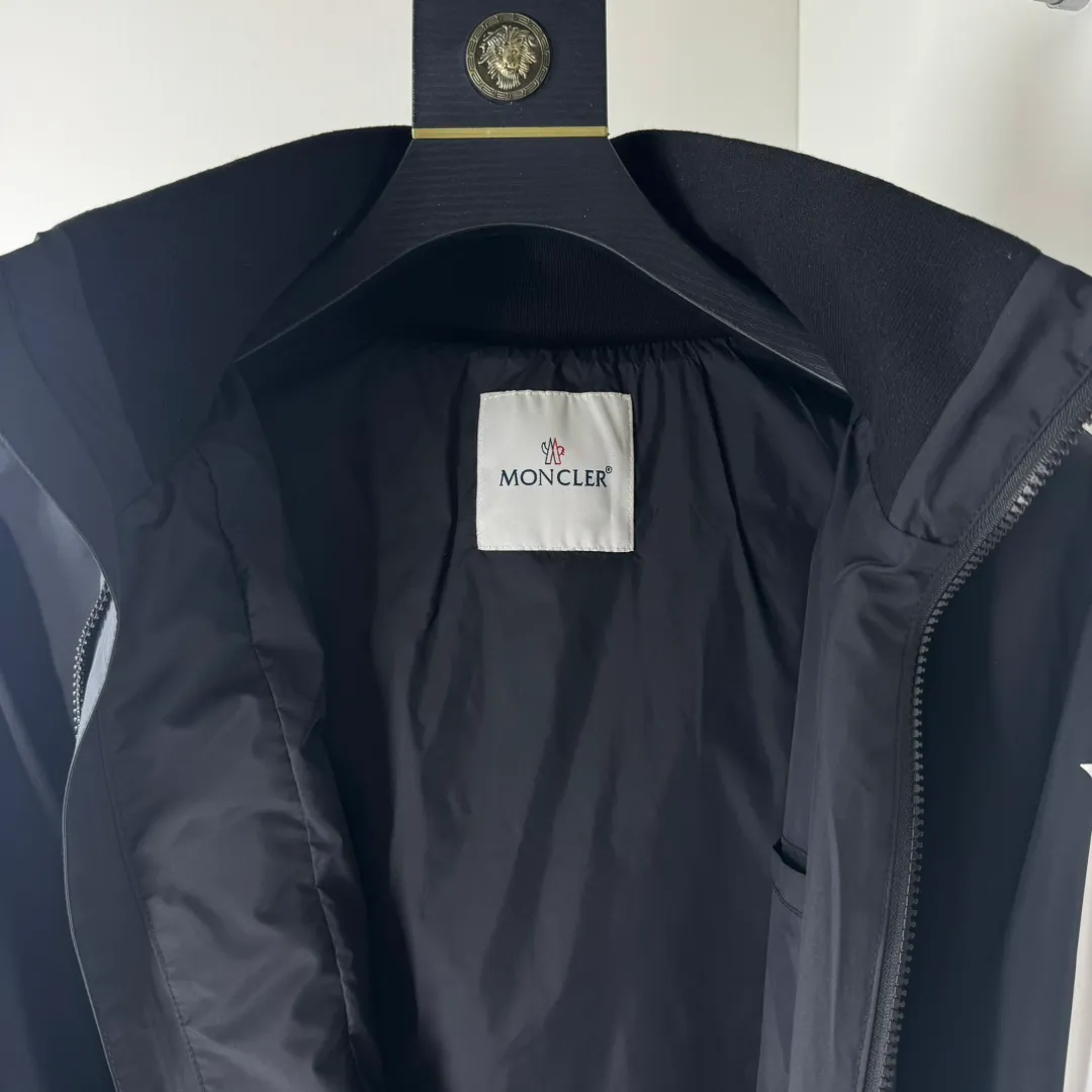 P430 Moncler muzzle spring, summer and autumn new jacket, windbreaker, coat! The upper is soft and comfortable, windproof and rainproof and super lightweight! The arms are printed with the latest brand prints ~ the style is even more fashionable and stylish, the zippers are engraved with logos, and various details highlight the quality! It can be worn as a jacket in spring and autumn, and it is very nice to use in concave shapes! Practical and versatile. Color: black (spring, summer and autumn) Size: M-2XL