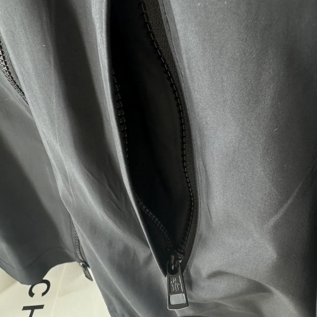 P430 Moncler muzzle spring, summer and autumn new jacket, windbreaker, coat! The upper is soft and comfortable, windproof and rainproof and super lightweight! The arms are printed with the latest brand prints ~ the style is even more fashionable and stylish, the zippers are engraved with logos, and various details highlight the quality! It can be worn as a jacket in spring and autumn, and it is very nice to use in concave shapes! Practical and versatile. Color: black (spring, summer and autumn) Size: M-2XL