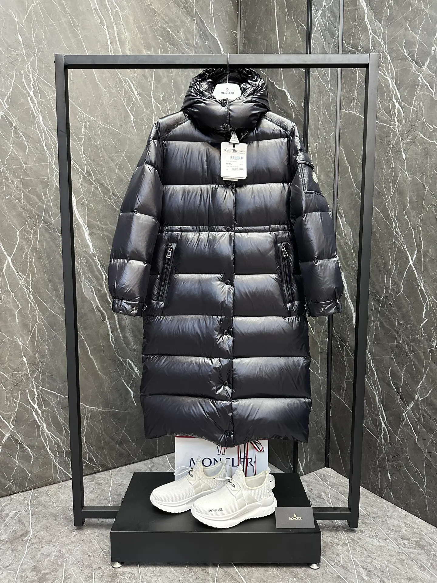 P780 Moncler Long Maire Winter Warmth Artifact Moncler Cavettaz Long Down Jacket A must-have warm thing in the northern winter, it is only available in summer. It has a drawstring design inside, which can highlight the waist. Moncler Long Marie saved the whole winter. It is too cold in the north this winter, too cold! Only this kind of long down jacket from head to toe can resist the cold, as if wrapped in a big quilt when going out. But this kind of long down jacket can easily look bulky. Made of pure European-label white goose down, 90% goose down + 10% feathers, the long Marie is a slimmer style among Moncler's long styles. It has a waist design in the middle. It is not as fluffy and bloated as other styles. It is very warm and light, and is not a bit heavy like a big goose. Color, black, off-white Size: 1234