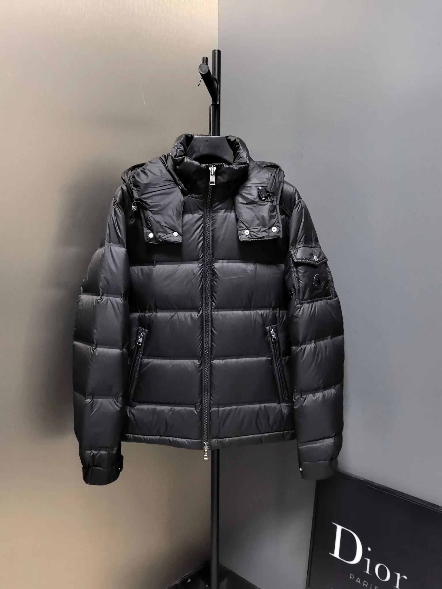 P1040 ⬆️❤️🆕𝑴𝒐𝒏𝒄𝒍𝒆𝒓｜Moncler 𝟮𝟬𝟮5 new autumn and winter products｜Matte New Maya Down Jacket Original 1:1 customized hardware accessories all imported original customization Welcome to compare at the counter Absolutely high quality Use top 90 white goose down Super soft The feathers are fluffy and plump. Super heavy-duty. The fabric is well-made and has a perfect fit. Note: the fabric is super comfortable. Exclusive model. Non-market product. Same style for men and women. Color: black, navy blue, off-white. Size: 1-5