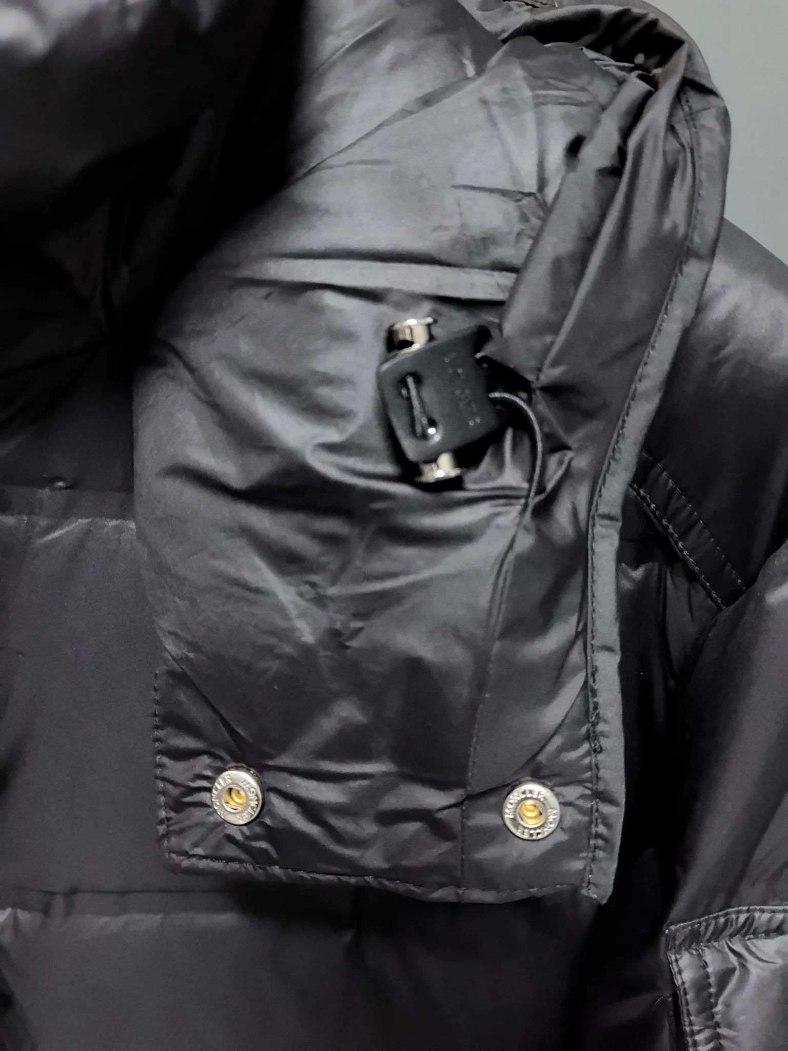 P1040 ⬆️❤️🆕𝑴𝒐𝒏𝒄𝒍𝒆𝒓｜Moncler 𝟮𝟬𝟮5 new autumn and winter products｜Matte New Maya Down Jacket Original 1:1 customized hardware accessories all imported original customization Welcome to compare at the counter Absolutely high quality Use top 90 white goose down Super soft The feathers are fluffy and plump. Super heavy-duty. The fabric is well-made and has a perfect fit. Note: the fabric is super comfortable. Exclusive model. Non-market product. Same style for men and women. Color: black, navy blue, off-white. Size: 1-5