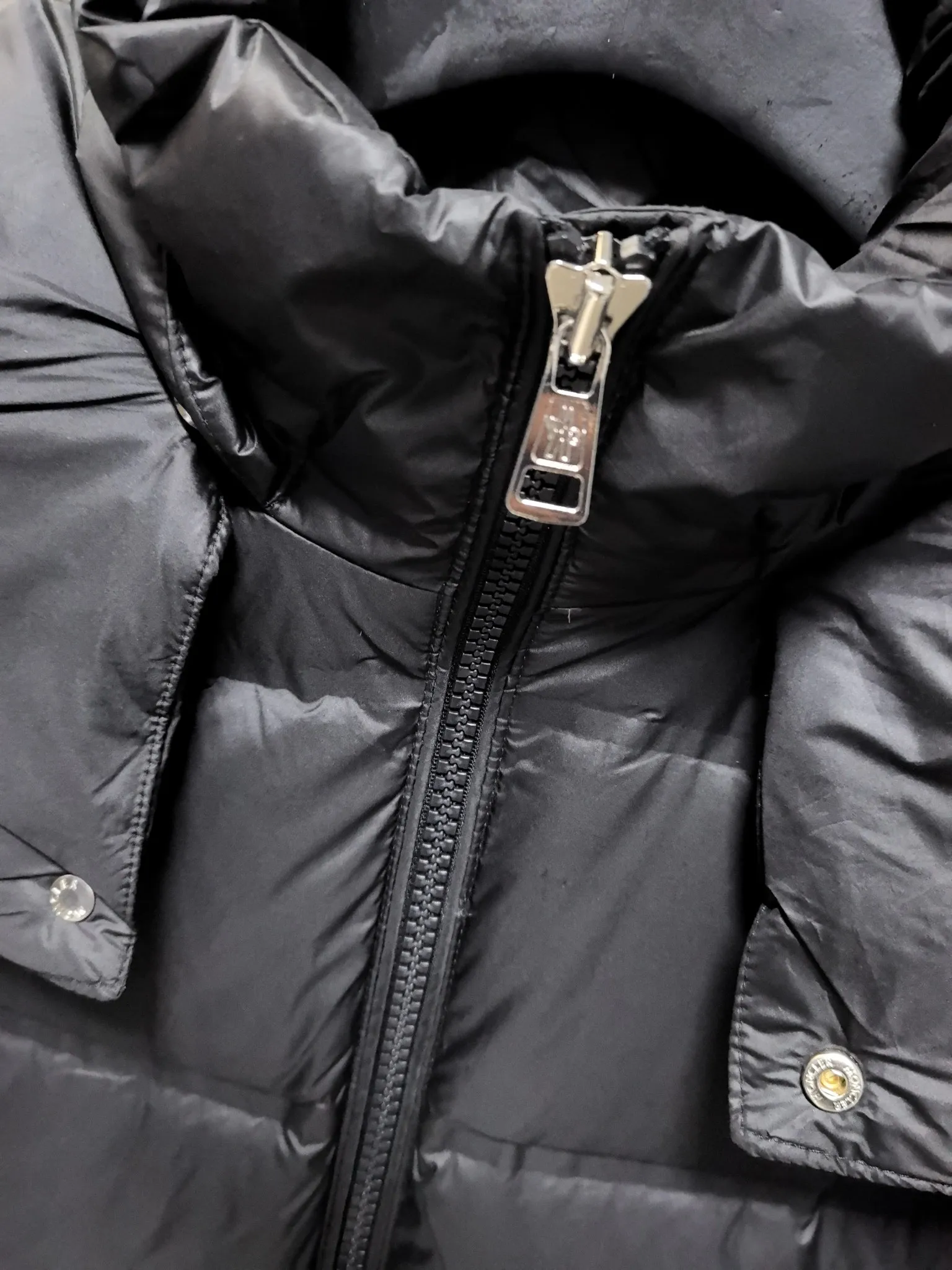 P1040 ⬆️❤️🆕𝑴𝒐𝒏𝒄𝒍𝒆𝒓｜Moncler 𝟮𝟬𝟮5 new autumn and winter products｜Matte New Maya Down Jacket Original 1:1 customized hardware accessories all imported original customization Welcome to compare at the counter Absolutely high quality Use top 90 white goose down Super soft The feathers are fluffy and plump. Super heavy-duty. The fabric is well-made and has a perfect fit. Note: the fabric is super comfortable. Exclusive model. Non-market product. Same style for men and women. Color: black, navy blue, off-white. Size: 1-5