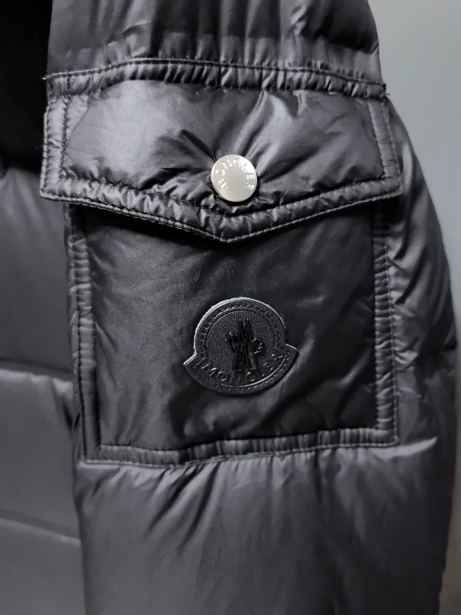 P1040 ⬆️❤️🆕𝑴𝒐𝒏𝒄𝒍𝒆𝒓｜Moncler 𝟮𝟬𝟮5 new autumn and winter products｜Matte New Maya Down Jacket Original 1:1 customized hardware accessories all imported original customization Welcome to compare at the counter Absolutely high quality Use top 90 white goose down Super soft The feathers are fluffy and plump. Super heavy-duty. The fabric is well-made and has a perfect fit. Note: the fabric is super comfortable. Exclusive model. Non-market product. Same style for men and women. Color: black, navy blue, off-white. Size: 1-5
