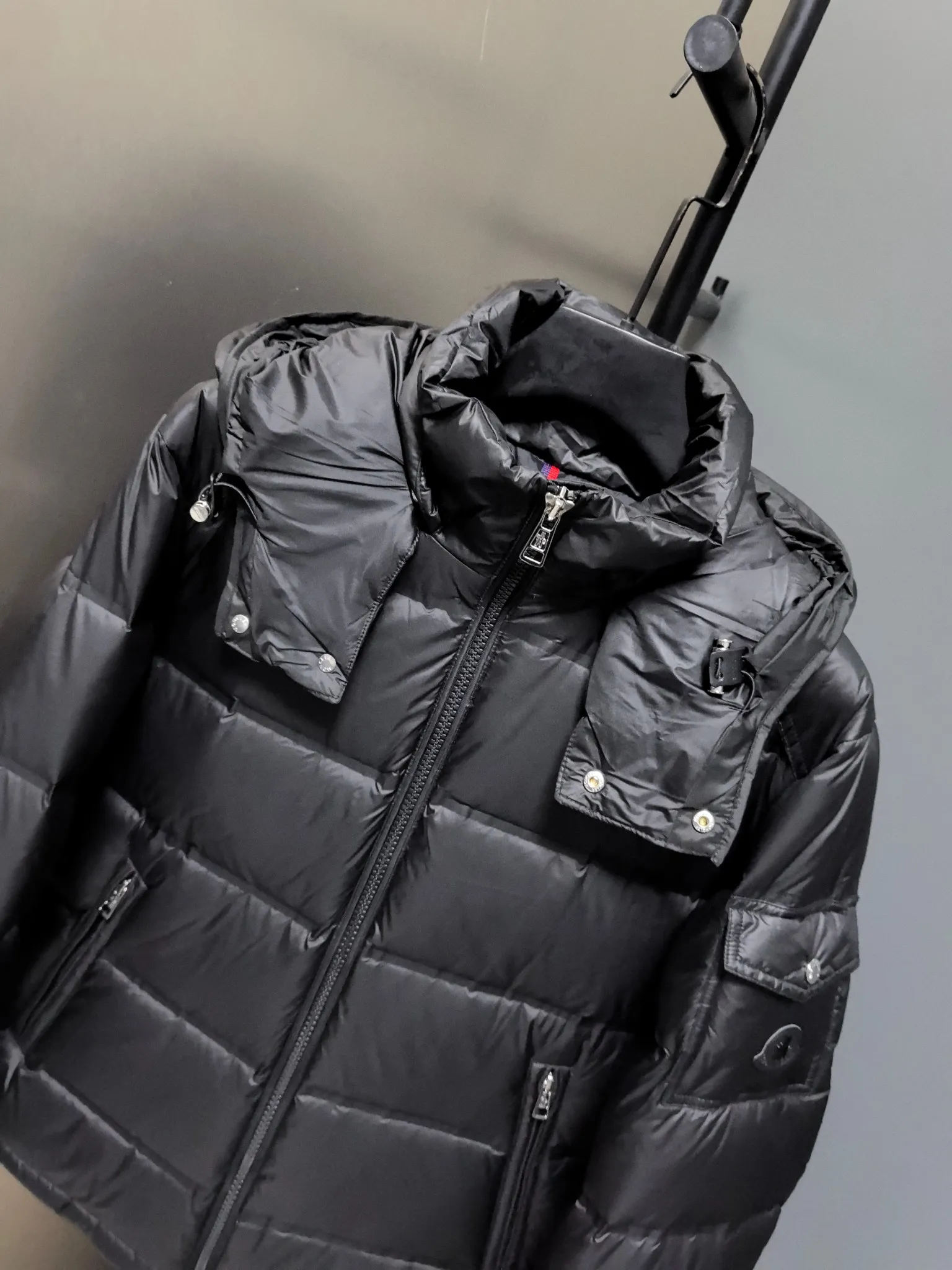 P1040 ⬆️❤️🆕𝑴𝒐𝒏𝒄𝒍𝒆𝒓｜Moncler 𝟮𝟬𝟮5 new autumn and winter products｜Matte New Maya Down Jacket Original 1:1 customized hardware accessories all imported original customization Welcome to compare at the counter Absolutely high quality Use top 90 white goose down Super soft The feathers are fluffy and plump. Super heavy-duty. The fabric is well-made and has a perfect fit. Note: the fabric is super comfortable. Exclusive model. Non-market product. Same style for men and women. Color: black, navy blue, off-white. Size: 1-5