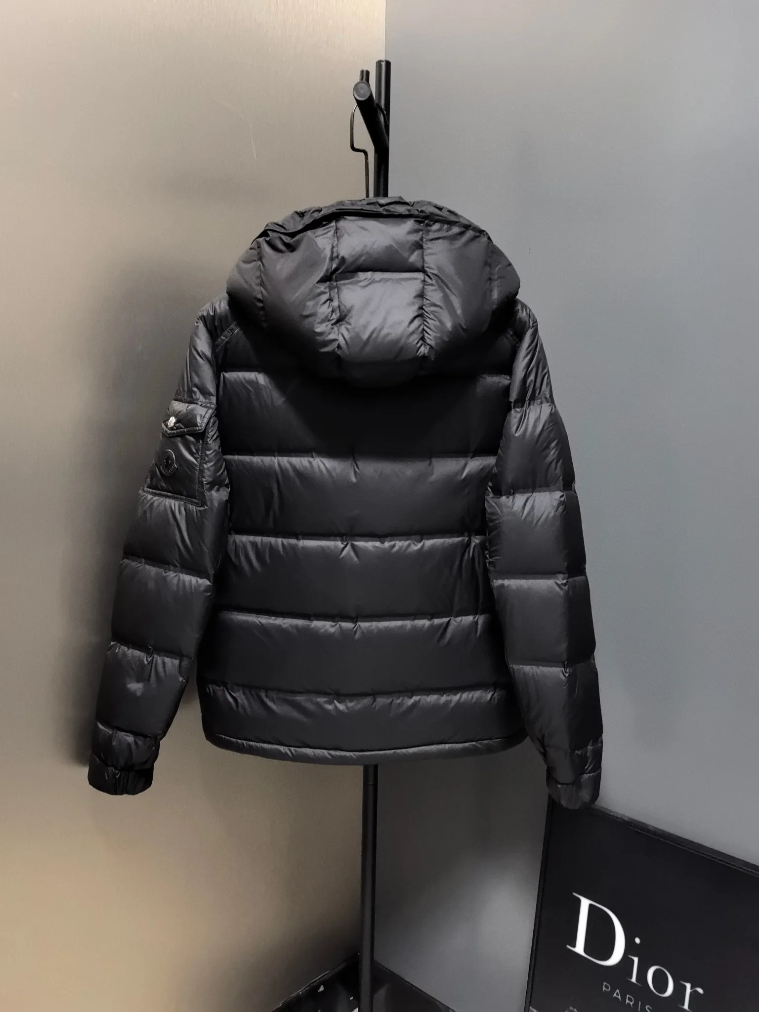 P1040 ⬆️❤️🆕𝑴𝒐𝒏𝒄𝒍𝒆𝒓｜Moncler 𝟮𝟬𝟮5 new autumn and winter products｜Matte New Maya Down Jacket Original 1:1 customized hardware accessories all imported original customization Welcome to compare at the counter Absolutely high quality Use top 90 white goose down Super soft The feathers are fluffy and plump. Super heavy-duty. The fabric is well-made and has a perfect fit. Note: the fabric is super comfortable. Exclusive model. Non-market product. Same style for men and women. Color: black, navy blue, off-white. Size: 1-5