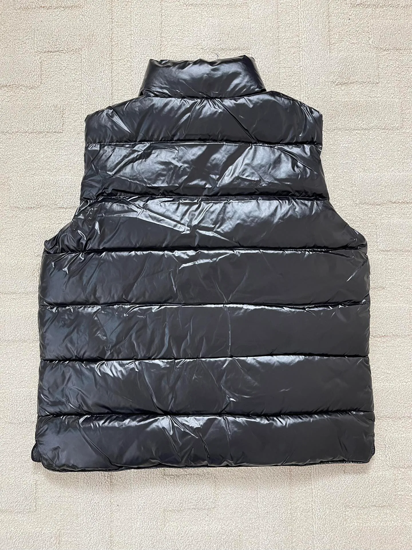 Tile details P820 Moncler Tibb Men's Tibb Vest Vest Down Jacket The Tibb men's vest is Moncler's classic item, inspired by the iconic archive silhouette of the 1980s. Made from nylon laqué fabric, it can be worn as an urban outerwear piece during the changing seasons, or layered over a jacket to complete a look in the colder months.  Fabric: 100% nylon; Lining: 100% nylon; Filling down content: 90% white duck down, 10% feather Filling capacity: 180-200g, Craftsmanship: Made of nylon laqué fabric, Nylon laque lining, down filling, zipper closure, collar with snap closure, zipper pocket, zipper internal pocket Size: 1 2 3 4 5 6 0330020