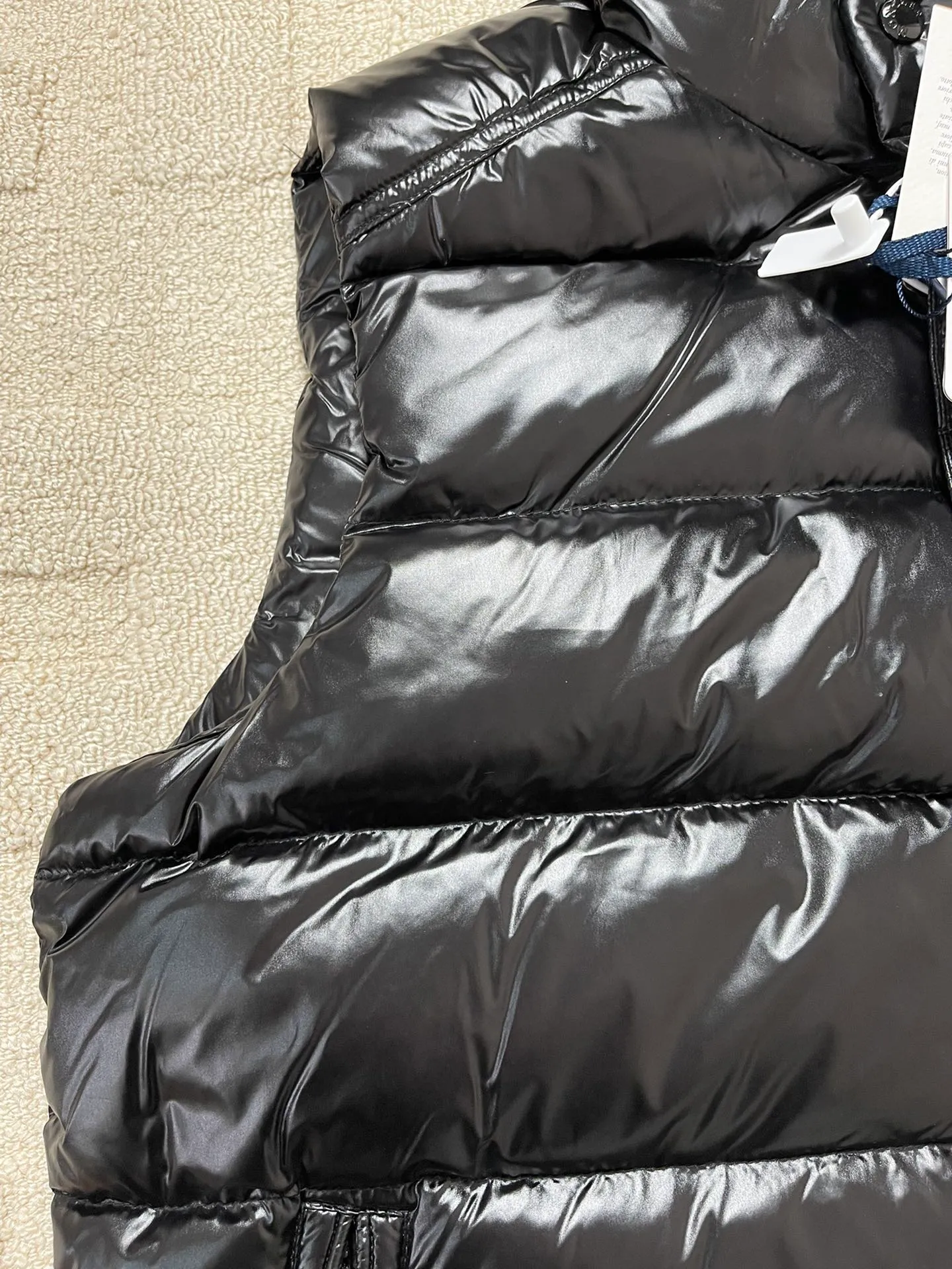 Tile details P820 Moncler Tibb Men's Tibb Vest Vest Down Jacket The Tibb men's vest is Moncler's classic item, inspired by the iconic archive silhouette of the 1980s. Made from nylon laqué fabric, it can be worn as an urban outerwear piece during the changing seasons, or layered over a jacket to complete a look in the colder months.  Fabric: 100% nylon; Lining: 100% nylon; Filling down content: 90% white duck down, 10% feather Filling capacity: 180-200g, Craftsmanship: Made of nylon laqué fabric, Nylon laque lining, down filling, zipper closure, collar with snap closure, zipper pocket, zipper internal pocket Size: 1 2 3 4 5 6 0330020