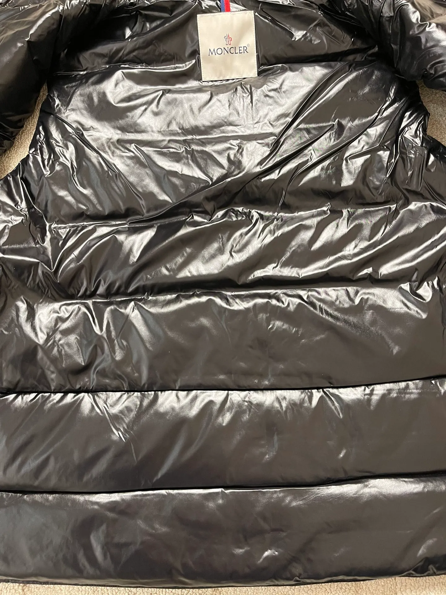 Tile details P820 Moncler Tibb Men's Tibb Vest Vest Down Jacket The Tibb men's vest is Moncler's classic item, inspired by the iconic archive silhouette of the 1980s. Made from nylon laqué fabric, it can be worn as an urban outerwear piece during the changing seasons, or layered over a jacket to complete a look in the colder months.  Fabric: 100% nylon; Lining: 100% nylon; Filling down content: 90% white duck down, 10% feather Filling capacity: 180-200g, Craftsmanship: Made of nylon laqué fabric, Nylon laque lining, down filling, zipper closure, collar with snap closure, zipper pocket, zipper internal pocket Size: 1 2 3 4 5 6 0330020