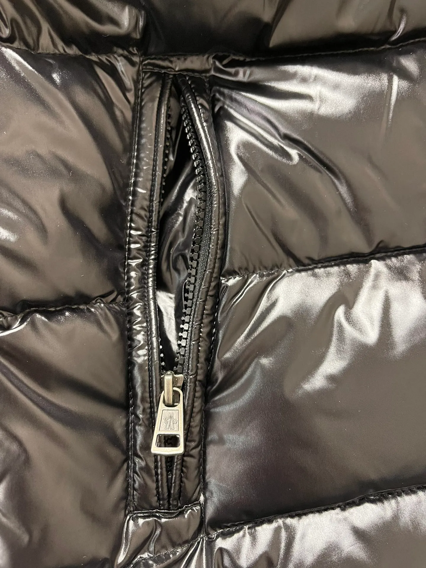 Tile details P820 Moncler Tibb Men's Tibb Vest Vest Down Jacket The Tibb men's vest is Moncler's classic item, inspired by the iconic archive silhouette of the 1980s. Made from nylon laqué fabric, it can be worn as an urban outerwear piece during the changing seasons, or layered over a jacket to complete a look in the colder months.  Fabric: 100% nylon; Lining: 100% nylon; Filling down content: 90% white duck down, 10% feather Filling capacity: 180-200g, Craftsmanship: Made of nylon laqué fabric, Nylon laque lining, down filling, zipper closure, collar with snap closure, zipper pocket, zipper internal pocket Size: 1 2 3 4 5 6 0330020