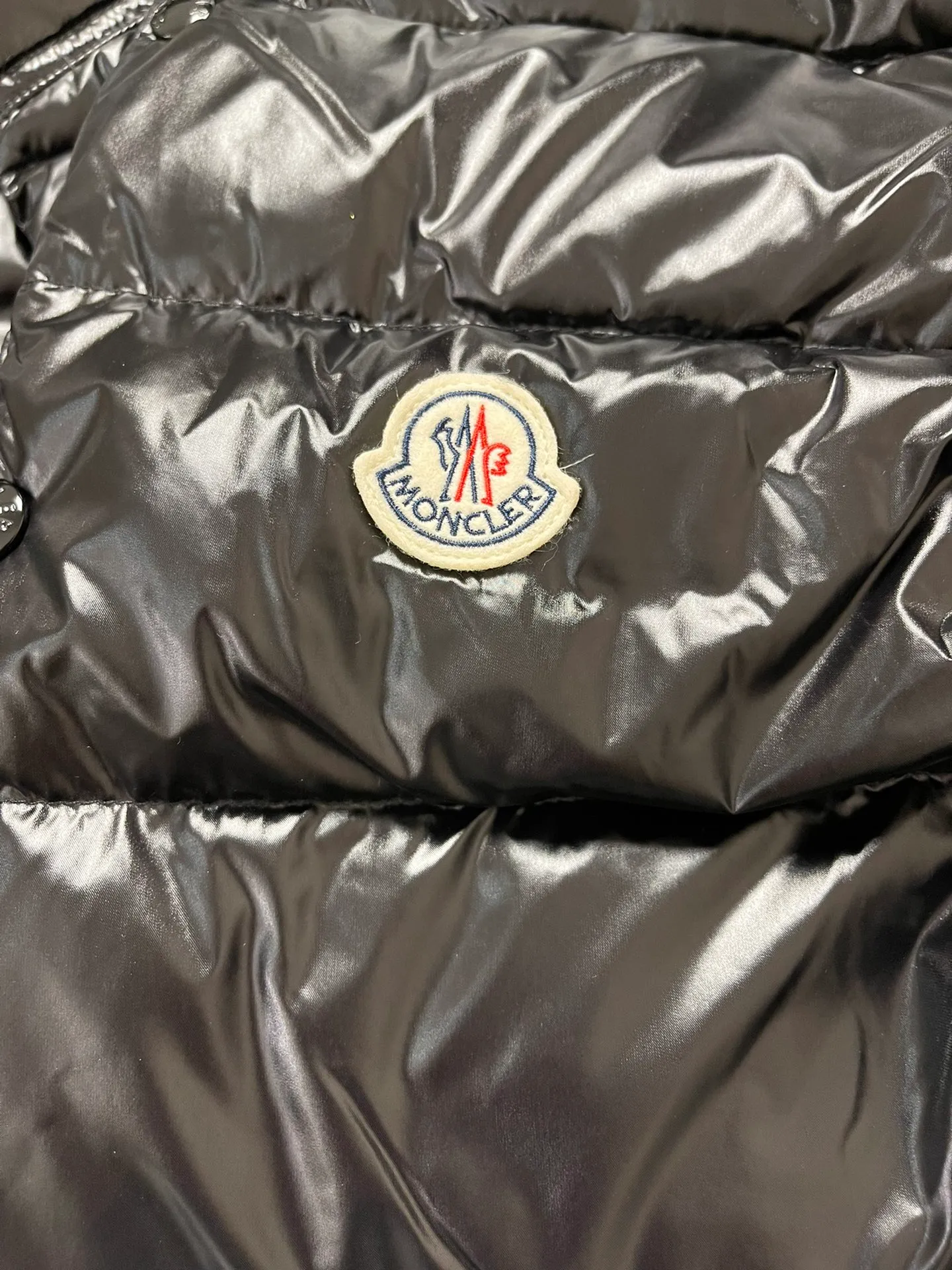 Tile details P820 Moncler Tibb Men's Tibb Vest Vest Down Jacket The Tibb men's vest is Moncler's classic item, inspired by the iconic archive silhouette of the 1980s. Made from nylon laqué fabric, it can be worn as an urban outerwear piece during the changing seasons, or layered over a jacket to complete a look in the colder months.  Fabric: 100% nylon; Lining: 100% nylon; Filling down content: 90% white duck down, 10% feather Filling capacity: 180-200g, Craftsmanship: Made of nylon laqué fabric, Nylon laque lining, down filling, zipper closure, collar with snap closure, zipper pocket, zipper internal pocket Size: 1 2 3 4 5 6 0330020