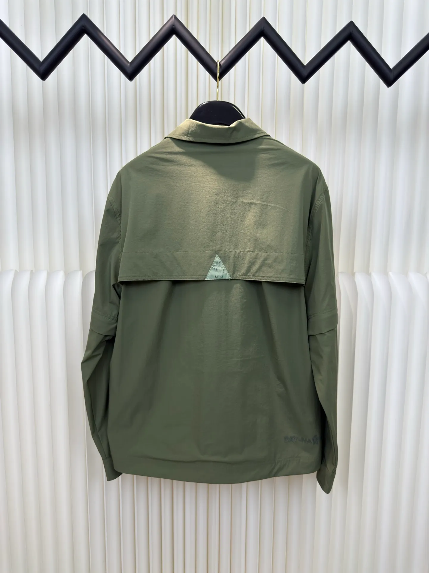 P640 Moncler Grenoble Functional Outdoor Jacket Custom-dyed double-stretch mercerized poplin Custom-dyed soft-mesh pongee Excellent texture Comfortable and close to the skin Dark green inspired by plant texture The color is taken from sage leaves soaked in morning dew Precision narrative of functional pocket system Balance of function and aesthetics The iconic Moncler logo appears on the sleeves, fully recognizable The triangular logo of the same color is hidden in the fabric texture like a mark in the undercurrent of the deep sea Extremely hidden and visible. The detachable sleeve design allows for diversified outfits. You can switch styles at will. Feel free and elegant. Show your dignity. Balance outdoor practicality and urban aesthetics. Lead the fashion. Adopt three-in-one process. Give priority to evenly coating the glue on the surface of the substrate that needs to be composited. Then dry and solidify. Then laminate the substrate with the adhesive film and the non-woven fabric. Then cool and solidify. Then composite the filter non-woven fabric. The workmanship is cumbersome and complex. Time-consuming and labor-intensive. Embossed composite technology Through computer scanning, ensure that the imprint size and shape are consistent with the original. Then use special glue as an adhesive to combine and then solidify to achieve complete dryness and the best bonding effect. Use CNC laser burning and cutting based on the high-energy characteristics of the laser. Precisely control the movement path of the laser beam with a laser generator to achieve precise cutting of the shape of the piece. Template machine bag opening. The preset template guides the position, shape and size of the bag opening. The accuracy ensures the quality of the bag opening effect. Uses infrared special machine to fasten the position more accurately. Strong and sturdy, loose fit, detachable sleeve splicing, style can be switched at will Size: 1 2 3 4