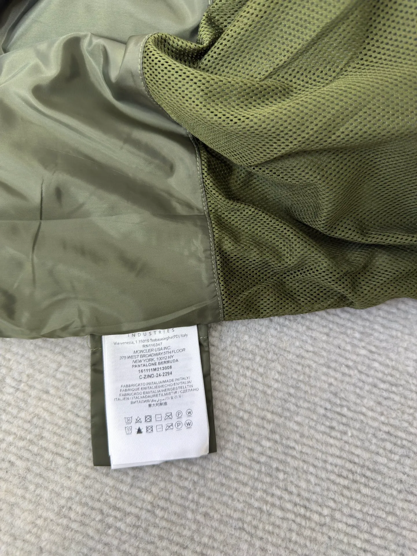 P640 Moncler Grenoble Functional Outdoor Jacket Custom-dyed double-stretch mercerized poplin Custom-dyed soft-mesh pongee Excellent texture Comfortable and close to the skin Dark green inspired by plant texture The color is taken from sage leaves soaked in morning dew Precision narrative of functional pocket system Balance of function and aesthetics The iconic Moncler logo appears on the sleeves, fully recognizable The triangular logo of the same color is hidden in the fabric texture like a mark in the undercurrent of the deep sea Extremely hidden and visible. The detachable sleeve design allows for diversified outfits. You can switch styles at will. Feel free and elegant. Show your dignity. Balance outdoor practicality and urban aesthetics. Lead the fashion. Adopt three-in-one process. Give priority to evenly coating the glue on the surface of the substrate that needs to be composited. Then dry and solidify. Then laminate the substrate with the adhesive film and the non-woven fabric. Then cool and solidify. Then composite the filter non-woven fabric. The workmanship is cumbersome and complex. Time-consuming and labor-intensive. Embossed composite technology Through computer scanning, ensure that the imprint size and shape are consistent with the original. Then use special glue as an adhesive to combine and then solidify to achieve complete dryness and the best bonding effect. Use CNC laser burning and cutting based on the high-energy characteristics of the laser. Precisely control the movement path of the laser beam with a laser generator to achieve precise cutting of the shape of the piece. Template machine bag opening. The preset template guides the position, shape and size of the bag opening. The accuracy ensures the quality of the bag opening effect. Uses infrared special machine to fasten the position more accurately. Strong and sturdy, loose fit, detachable sleeve splicing, style can be switched at will Size: 1 2 3 4