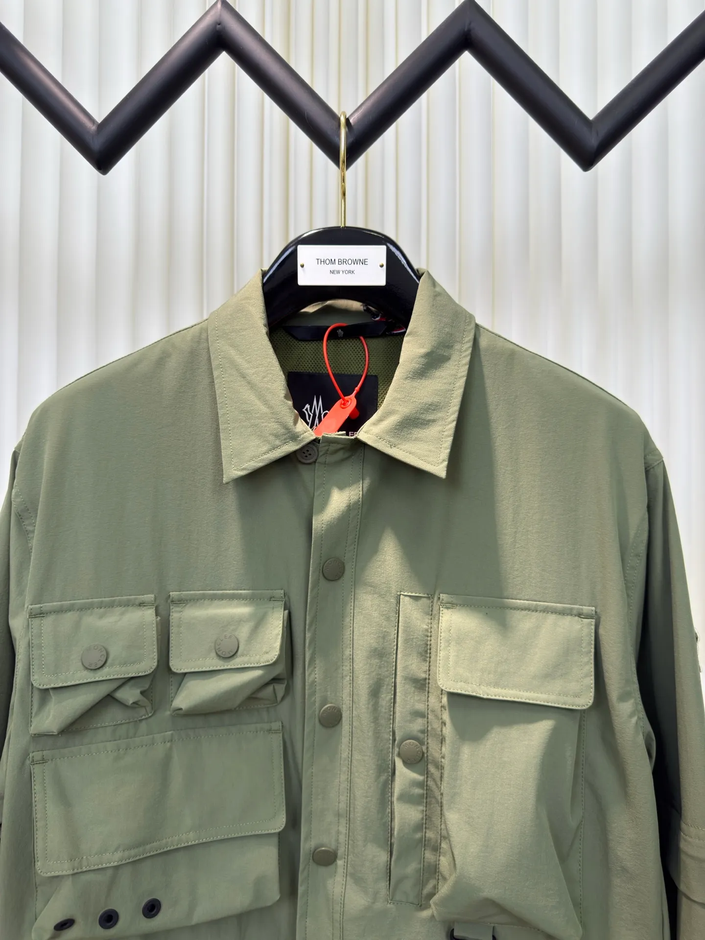 P640 Moncler Grenoble Functional Outdoor Jacket Custom-dyed double-stretch mercerized poplin Custom-dyed soft-mesh pongee Excellent texture Comfortable and close to the skin Dark green inspired by plant texture The color is taken from sage leaves soaked in morning dew Precision narrative of functional pocket system Balance of function and aesthetics The iconic Moncler logo appears on the sleeves, fully recognizable The triangular logo of the same color is hidden in the fabric texture like a mark in the undercurrent of the deep sea Extremely hidden and visible. The detachable sleeve design allows for diversified outfits. You can switch styles at will. Feel free and elegant. Show your dignity. Balance outdoor practicality and urban aesthetics. Lead the fashion. Adopt three-in-one process. Give priority to evenly coating the glue on the surface of the substrate that needs to be composited. Then dry and solidify. Then laminate the substrate with the adhesive film and the non-woven fabric. Then cool and solidify. Then composite the filter non-woven fabric. The workmanship is cumbersome and complex. Time-consuming and labor-intensive. Embossed composite technology Through computer scanning, ensure that the imprint size and shape are consistent with the original. Then use special glue as an adhesive to combine and then solidify to achieve complete dryness and the best bonding effect. Use CNC laser burning and cutting based on the high-energy characteristics of the laser. Precisely control the movement path of the laser beam with a laser generator to achieve precise cutting of the shape of the piece. Template machine bag opening. The preset template guides the position, shape and size of the bag opening. The accuracy ensures the quality of the bag opening effect. Uses infrared special machine to fasten the position more accurately. Strong and sturdy, loose fit, detachable sleeve splicing, style can be switched at will Size: 1 2 3 4