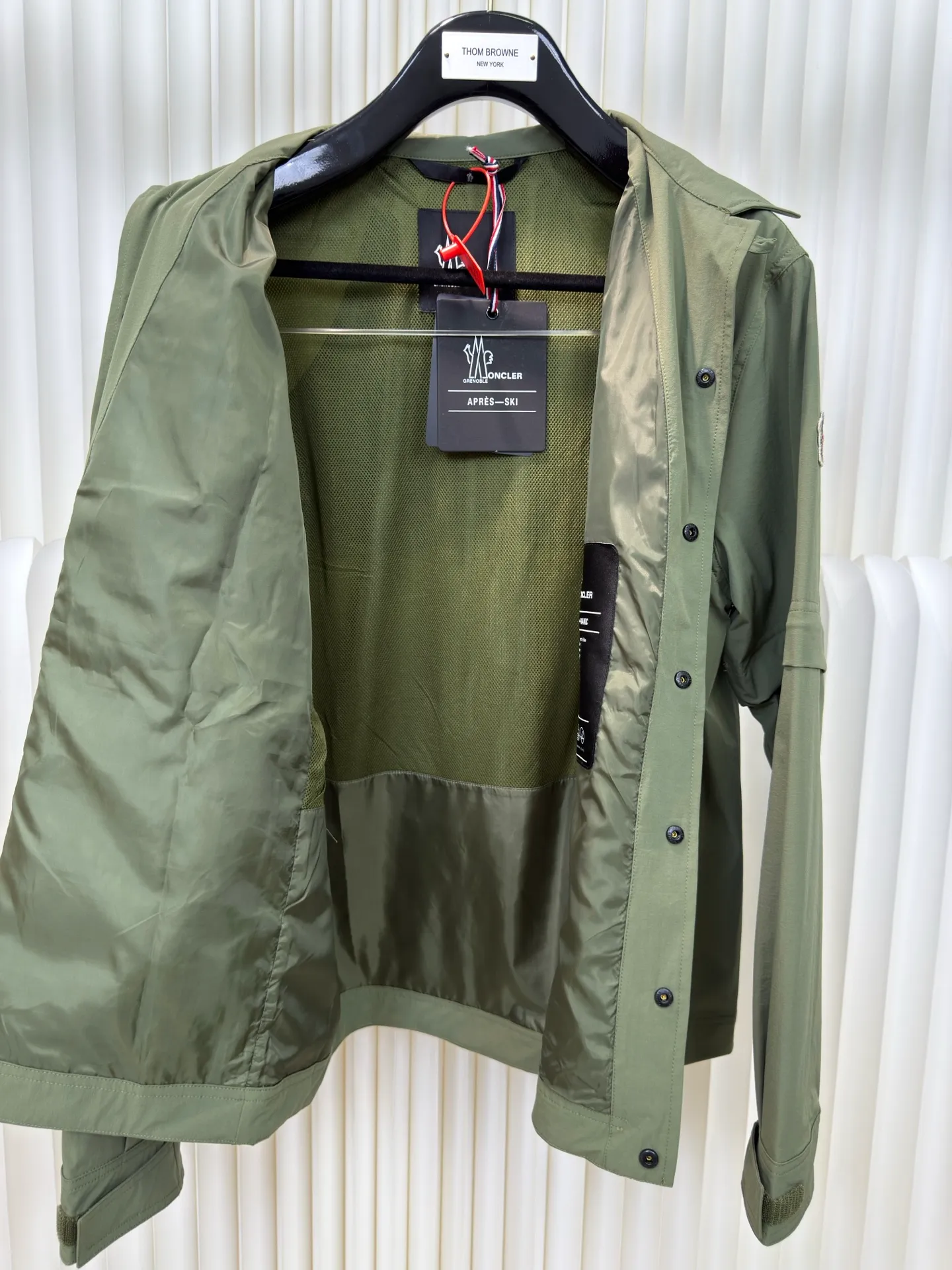 P640 Moncler Grenoble Functional Outdoor Jacket Custom-dyed double-stretch mercerized poplin Custom-dyed soft-mesh pongee Excellent texture Comfortable and close to the skin Dark green inspired by plant texture The color is taken from sage leaves soaked in morning dew Precision narrative of functional pocket system Balance of function and aesthetics The iconic Moncler logo appears on the sleeves, fully recognizable The triangular logo of the same color is hidden in the fabric texture like a mark in the undercurrent of the deep sea Extremely hidden and visible. The detachable sleeve design allows for diversified outfits. You can switch styles at will. Feel free and elegant. Show your dignity. Balance outdoor practicality and urban aesthetics. Lead the fashion. Adopt three-in-one process. Give priority to evenly coating the glue on the surface of the substrate that needs to be composited. Then dry and solidify. Then laminate the substrate with the adhesive film and the non-woven fabric. Then cool and solidify. Then composite the filter non-woven fabric. The workmanship is cumbersome and complex. Time-consuming and labor-intensive. Embossed composite technology Through computer scanning, ensure that the imprint size and shape are consistent with the original. Then use special glue as an adhesive to combine and then solidify to achieve complete dryness and the best bonding effect. Use CNC laser burning and cutting based on the high-energy characteristics of the laser. Precisely control the movement path of the laser beam with a laser generator to achieve precise cutting of the shape of the piece. Template machine bag opening. The preset template guides the position, shape and size of the bag opening. The accuracy ensures the quality of the bag opening effect. Uses infrared special machine to fasten the position more accurately. Strong and sturdy, loose fit, detachable sleeve splicing, style can be switched at will Size: 1 2 3 4
