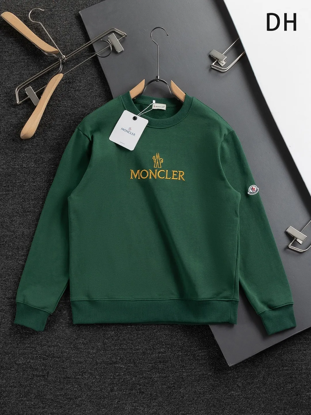 P240 MONCLER Moncler high version slightly wide version S-XL 25SS early autumn and winter sweatshirt Paris fashion catwalk style The top and most classic simple letter embroidery on the chest🪡logo round neck short sleeves, exquisite craftsmanship counter fabrics, fusion of top elements, 450g washed pure cotton fabric, pure cotton breathable, very refreshing and comfortable for daily wear. The rib knitting on the neckline is flat and tight, and the neckline will not be skewed if you toss it casually. The loose version, you will find that it really looks good on the upper body, the overall is simple and neat, super versatile for daily wear! Pair it casually with a pair of pants to look youthful. A sweatshirt and T-shirt will make your outfit crazy. It is a fashionable item that can never go wrong! Classic sweatshirts are available in all 3 categories and are fashionable for trendy men. They are unparalleled in terms of upper body comfort. They can be said to be a must-have companion for summer. Their excellent breathability and comfortable fit are unparalleled ~ Recommended! !  Color: Black Gray Green Size: S-XL Size chart: S: Shoulder width 51-Bust 56-Length 69 M: Shoulder width 52.5-Bust 58-Length 71 L: Shoulder width 54-Bust 60-Length 73 XL: Shoulder width 55.5-Bust 62-Length 75