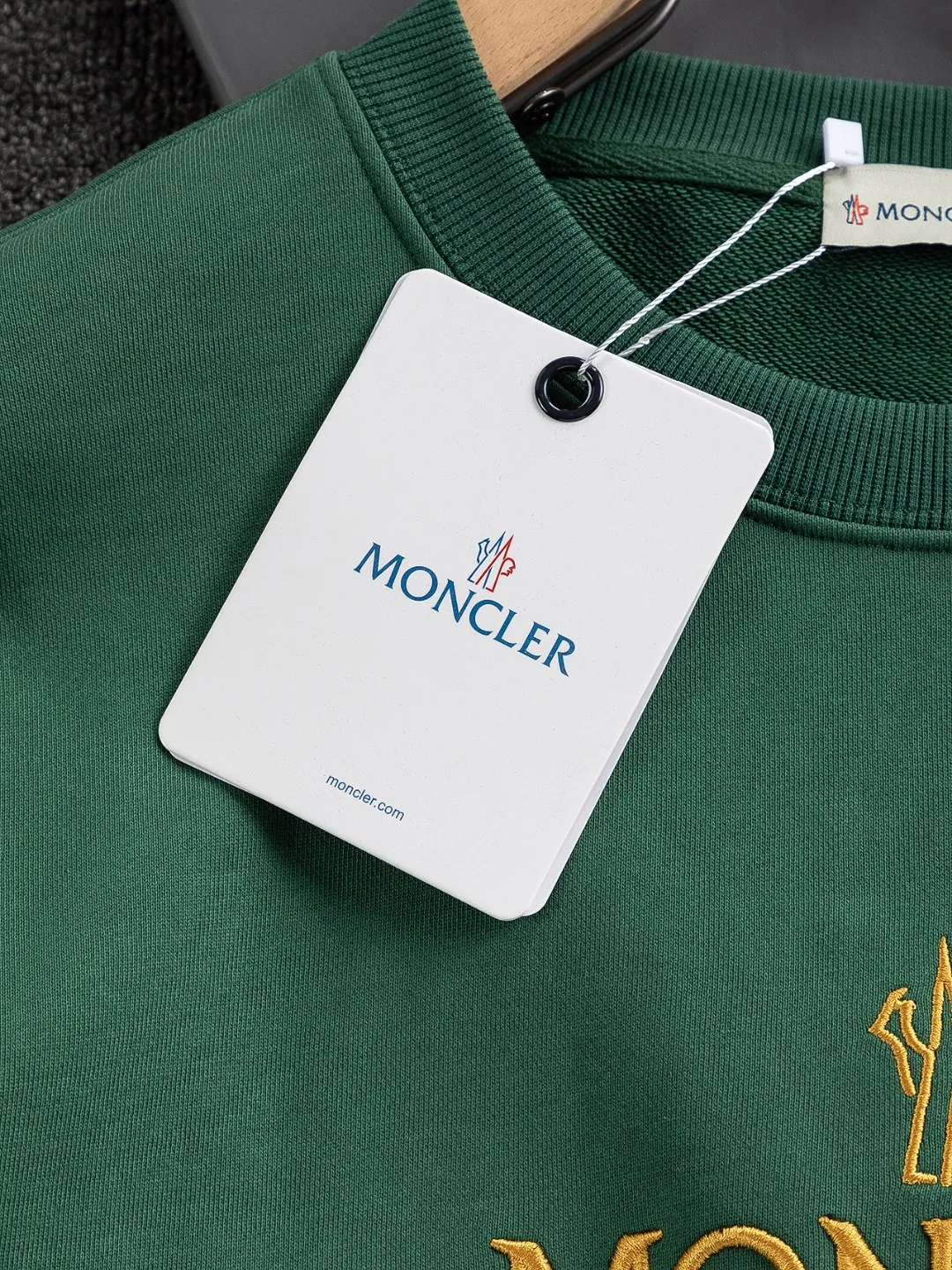 P240 MONCLER Moncler high version slightly wide version S-XL 25SS early autumn and winter sweatshirt Paris fashion catwalk style The top and most classic simple letter embroidery on the chest🪡logo round neck short sleeves, exquisite craftsmanship counter fabrics, fusion of top elements, 450g washed pure cotton fabric, pure cotton breathable, very refreshing and comfortable for daily wear. The rib knitting on the neckline is flat and tight, and the neckline will not be skewed if you toss it casually. The loose version, you will find that it really looks good on the upper body, the overall is simple and neat, super versatile for daily wear! Pair it casually with a pair of pants to look youthful. A sweatshirt and T-shirt will make your outfit crazy. It is a fashionable item that can never go wrong! Classic sweatshirts are available in all 3 categories and are fashionable for trendy men. They are unparalleled in terms of upper body comfort. They can be said to be a must-have companion for summer. Their excellent breathability and comfortable fit are unparalleled ~ Recommended! !  Color: Black Gray Green Size: S-XL Size chart: S: Shoulder width 51-Bust 56-Length 69 M: Shoulder width 52.5-Bust 58-Length 71 L: Shoulder width 54-Bust 60-Length 73 XL: Shoulder width 55.5-Bust 62-Length 75