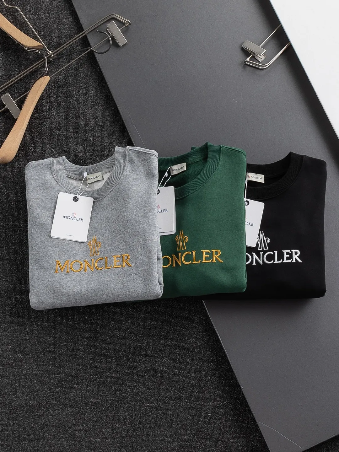 P240 MONCLER Moncler high version slightly wide version S-XL 25SS early autumn and winter sweatshirt Paris fashion catwalk style The top and most classic simple letter embroidery on the chest🪡logo round neck short sleeves, exquisite craftsmanship counter fabrics, fusion of top elements, 450g washed pure cotton fabric, pure cotton breathable, very refreshing and comfortable for daily wear. The rib knitting on the neckline is flat and tight, and the neckline will not be skewed if you toss it casually. The loose version, you will find that it really looks good on the upper body, the overall is simple and neat, super versatile for daily wear! Pair it casually with a pair of pants to look youthful. A sweatshirt and T-shirt will make your outfit crazy. It is a fashionable item that can never go wrong! Classic sweatshirts are available in all 3 categories and are fashionable for trendy men. They are unparalleled in terms of upper body comfort. They can be said to be a must-have companion for summer. Their excellent breathability and comfortable fit are unparalleled ~ Recommended! !  Color: Black Gray Green Size: S-XL Size chart: S: Shoulder width 51-Bust 56-Length 69 M: Shoulder width 52.5-Bust 58-Length 71 L: Shoulder width 54-Bust 60-Length 73 XL: Shoulder width 55.5-Bust 62-Length 75