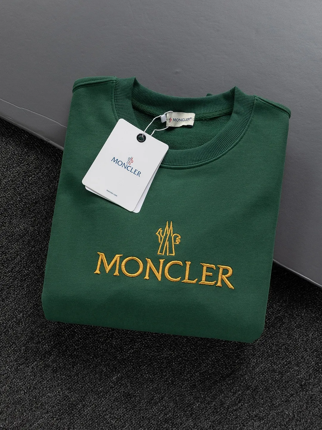 P240 MONCLER Moncler high version slightly wide version S-XL 25SS early autumn and winter sweatshirt Paris fashion catwalk style The top and most classic simple letter embroidery on the chest🪡logo round neck short sleeves, exquisite craftsmanship counter fabrics, fusion of top elements, 450g washed pure cotton fabric, pure cotton breathable, very refreshing and comfortable for daily wear. The rib knitting on the neckline is flat and tight, and the neckline will not be skewed if you toss it casually. The loose version, you will find that it really looks good on the upper body, the overall is simple and neat, super versatile for daily wear! Pair it casually with a pair of pants to look youthful. A sweatshirt and T-shirt will make your outfit crazy. It is a fashionable item that can never go wrong! Classic sweatshirts are available in all 3 categories and are fashionable for trendy men. They are unparalleled in terms of upper body comfort. They can be said to be a must-have companion for summer. Their excellent breathability and comfortable fit are unparalleled ~ Recommended! !  Color: Black Gray Green Size: S-XL Size chart: S: Shoulder width 51-Bust 56-Length 69 M: Shoulder width 52.5-Bust 58-Length 71 L: Shoulder width 54-Bust 60-Length 73 XL: Shoulder width 55.5-Bust 62-Length 75