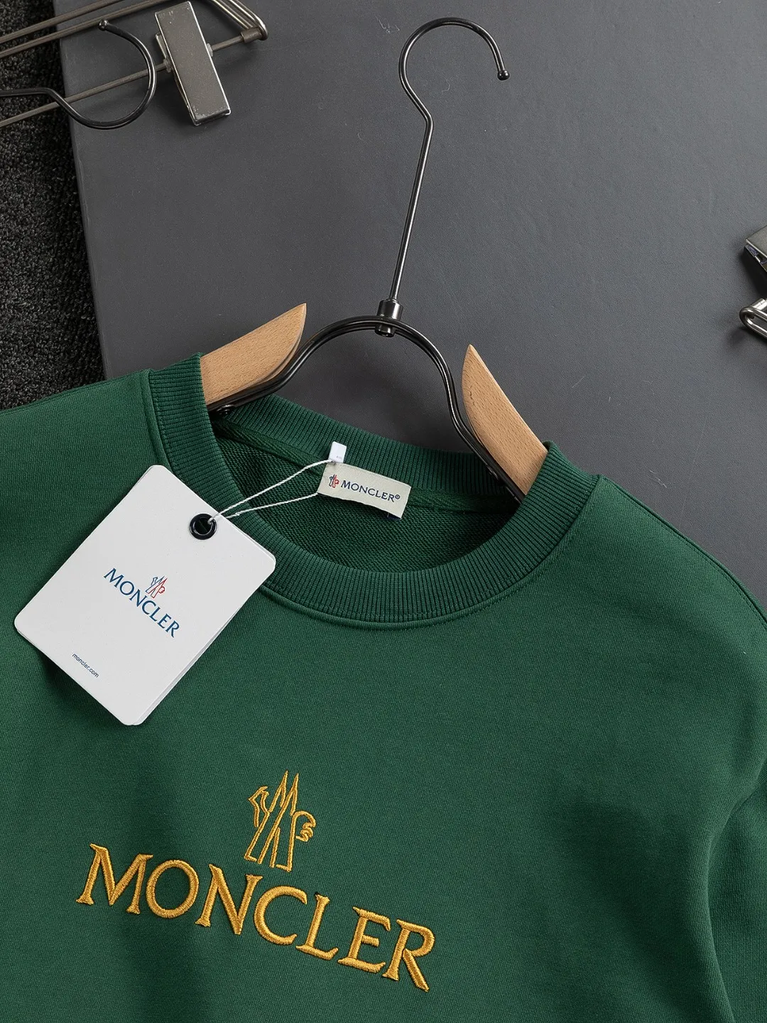 P240 MONCLER Moncler high version slightly wide version S-XL 25SS early autumn and winter sweatshirt Paris fashion catwalk style The top and most classic simple letter embroidery on the chest🪡logo round neck short sleeves, exquisite craftsmanship counter fabrics, fusion of top elements, 450g washed pure cotton fabric, pure cotton breathable, very refreshing and comfortable for daily wear. The rib knitting on the neckline is flat and tight, and the neckline will not be skewed if you toss it casually. The loose version, you will find that it really looks good on the upper body, the overall is simple and neat, super versatile for daily wear! Pair it casually with a pair of pants to look youthful. A sweatshirt and T-shirt will make your outfit crazy. It is a fashionable item that can never go wrong! Classic sweatshirts are available in all 3 categories and are fashionable for trendy men. They are unparalleled in terms of upper body comfort. They can be said to be a must-have companion for summer. Their excellent breathability and comfortable fit are unparalleled ~ Recommended! !  Color: Black Gray Green Size: S-XL Size chart: S: Shoulder width 51-Bust 56-Length 69 M: Shoulder width 52.5-Bust 58-Length 71 L: Shoulder width 54-Bust 60-Length 73 XL: Shoulder width 55.5-Bust 62-Length 75