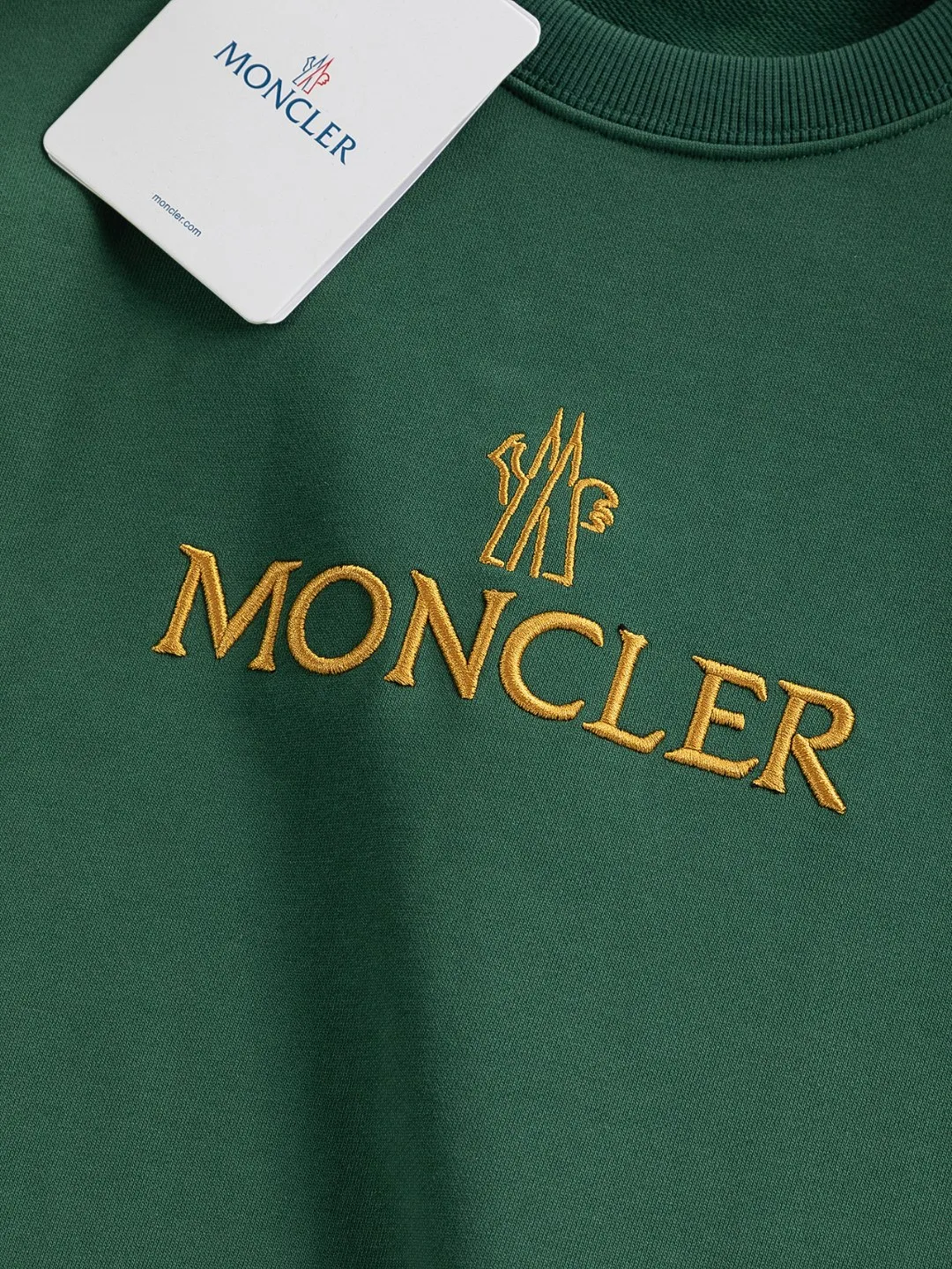 P240 MONCLER Moncler high version slightly wide version S-XL 25SS early autumn and winter sweatshirt Paris fashion catwalk style The top and most classic simple letter embroidery on the chest🪡logo round neck short sleeves, exquisite craftsmanship counter fabrics, fusion of top elements, 450g washed pure cotton fabric, pure cotton breathable, very refreshing and comfortable for daily wear. The rib knitting on the neckline is flat and tight, and the neckline will not be skewed if you toss it casually. The loose version, you will find that it really looks good on the upper body, the overall is simple and neat, super versatile for daily wear! Pair it casually with a pair of pants to look youthful. A sweatshirt and T-shirt will make your outfit crazy. It is a fashionable item that can never go wrong! Classic sweatshirts are available in all 3 categories and are fashionable for trendy men. They are unparalleled in terms of upper body comfort. They can be said to be a must-have companion for summer. Their excellent breathability and comfortable fit are unparalleled ~ Recommended! !  Color: Black Gray Green Size: S-XL Size chart: S: Shoulder width 51-Bust 56-Length 69 M: Shoulder width 52.5-Bust 58-Length 71 L: Shoulder width 54-Bust 60-Length 73 XL: Shoulder width 55.5-Bust 62-Length 75