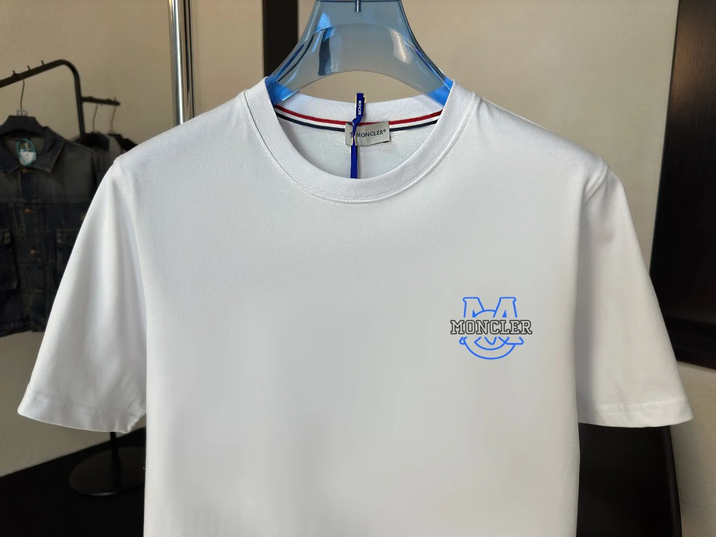 P140 Upgraded version "Mobile phone smart sensor ~ NFC chip armband ~ Direct access to the official website for anti-counterfeiting" "Moncler ~ Mouth Mouth" 2025 new high-quality round neck short-sleeved T-shirt. The cuffs have imported embroidered labels. Customized dyeing, very comfortable to touch. Super versatile and good-looking short-sleeved. Complete with three labels. Non-market ordinary version. Feel free to compare. Quality is absolutely guaranteed! ‼ First of all, this original fabric is all custom-woven with 32-count double yarn fabric, 250G, and the weight is the same‼ Fine workmanship, double waistcoat method, double waistcoat method, double waistcoat method makes the whole dress more three-dimensional, which is not a craft that ordinary T-shirts can achieve🤪 Size: S-M-L-XL-2XL Color: black, white, apricot, same style for men and women