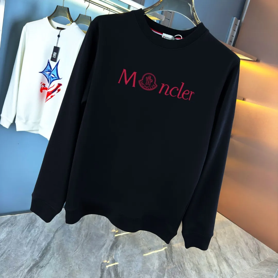 P210 high version sweatshirt) 📦With exclusive picture packaging📦 [Long-term ready stock] Upgraded version "Mobile phone smart sensor ~ NFC chip armband ~ Direct access to the official website anti-counterfeiting" 〖 𝐌𝐎𝐍𝐂𝐋𝐄𝐑 ~ Mouth covering〗 2025 new high quality, using 450g heavyweight fabric Different from the market currency, you can mix and match everything at will and you will be handsome😎The whole clothes is made of double waistcoats. The double waistcoats make the whole dress more three-dimensional. It is not an ordinary factory that can do such fine work. 2025 autumn and winter new style, on sale at the counter, exquisite printed round neck terry sweatshirt. High-end double-ply cotton. Customized stretch ribs are dyed in the same vat. Three standards are complete. It is matched with digital printing patterns and is very breathable. Same style for men and women. Color: black, white, apricot. Size: S M L XL 2XL