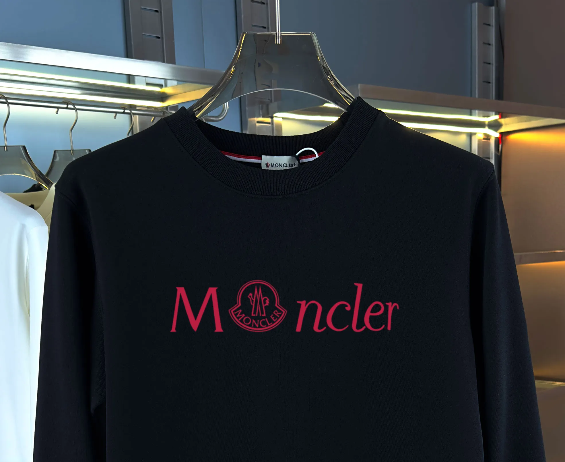 P210 high version sweatshirt) 📦With exclusive picture packaging📦 [Long-term ready stock] Upgraded version "Mobile phone smart sensor ~ NFC chip armband ~ Direct access to the official website anti-counterfeiting" 〖 𝐌𝐎𝐍𝐂𝐋𝐄𝐑 ~ Mouth covering〗 2025 new high quality, using 450g heavyweight fabric Different from the market currency, you can mix and match everything at will and you will be handsome😎The whole clothes is made of double waistcoats. The double waistcoats make the whole dress more three-dimensional. It is not an ordinary factory that can do such fine work. 2025 autumn and winter new style, on sale at the counter, exquisite printed round neck terry sweatshirt. High-end double-ply cotton. Customized stretch ribs are dyed in the same vat. Three standards are complete. It is matched with digital printing patterns and is very breathable. Same style for men and women. Color: black, white, apricot. Size: S M L XL 2XL
