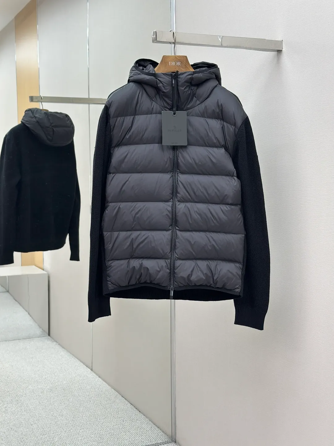 P730 MONCLER wool splicing fluorescent webbing down jacket Fabric selection: The front fabric is made of 100% polyester fiber high-density weaving, with a thickness of 0.08mm to avoid increasing the overall weight and being smooth. The high-density weaving structure forms a wind resistance layer to protect the thermal efficiency of the thermal layer from loss. It can withstand the expansion pressure of down and prevent deformation and damage after long-term use.   Features: The webbing next to the access control zipper is a fluorescent webbing that will reflect different colors when illuminated by different colors. It uses high-quality stitching and advanced sewing equipment to ensure durability and beauty. At the same time, the filling of 90 white duck down has also been strictly screened and evenly distributed to ensure a good thermal insulation effect.  Craftsmanship details: Pay attention to every detail during the production process, and strictly control everything from material selection to sewing technology to ensure quality and durability.  Accessories: One-to-one customized zipper pendant, One-to-one customized MONCLER logo patch, One-to-one customized armband SIZE: 1 2 3 4