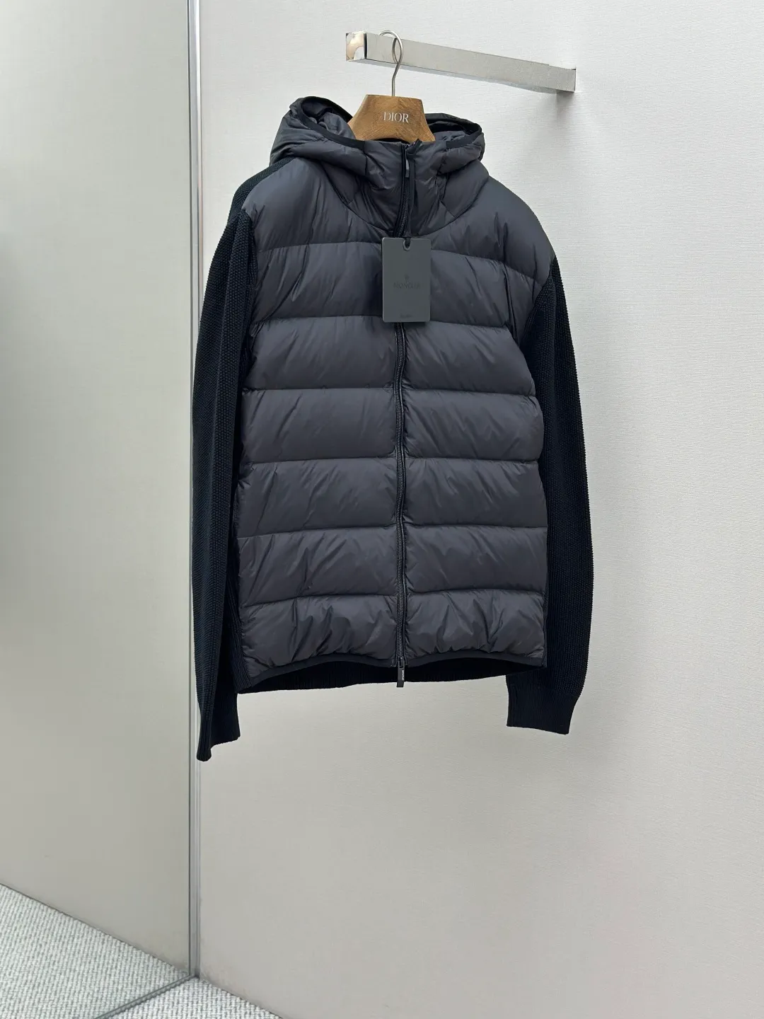 P730 MONCLER wool splicing fluorescent webbing down jacket Fabric selection: The front fabric is made of 100% polyester fiber high-density weaving, with a thickness of 0.08mm to avoid increasing the overall weight and being smooth. The high-density weaving structure forms a wind resistance layer to protect the thermal efficiency of the thermal layer from loss. It can withstand the expansion pressure of down and prevent deformation and damage after long-term use.   Features: The webbing next to the access control zipper is a fluorescent webbing that will reflect different colors when illuminated by different colors. It uses high-quality stitching and advanced sewing equipment to ensure durability and beauty. At the same time, the filling of 90 white duck down has also been strictly screened and evenly distributed to ensure a good thermal insulation effect.  Craftsmanship details: Pay attention to every detail during the production process, and strictly control everything from material selection to sewing technology to ensure quality and durability.  Accessories: One-to-one customized zipper pendant, One-to-one customized MONCLER logo patch, One-to-one customized armband SIZE: 1 2 3 4