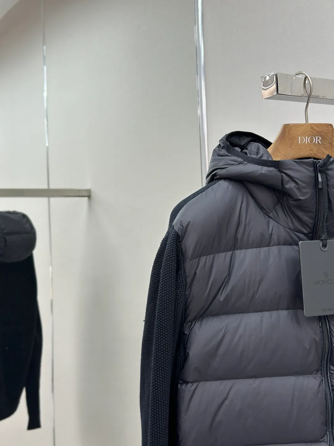 P730 MONCLER wool splicing fluorescent webbing down jacket Fabric selection: The front fabric is made of 100% polyester fiber high-density weaving, with a thickness of 0.08mm to avoid increasing the overall weight and being smooth. The high-density weaving structure forms a wind resistance layer to protect the thermal efficiency of the thermal layer from loss. It can withstand the expansion pressure of down and prevent deformation and damage after long-term use.   Features: The webbing next to the access control zipper is a fluorescent webbing that will reflect different colors when illuminated by different colors. It uses high-quality stitching and advanced sewing equipment to ensure durability and beauty. At the same time, the filling of 90 white duck down has also been strictly screened and evenly distributed to ensure a good thermal insulation effect.  Craftsmanship details: Pay attention to every detail during the production process, and strictly control everything from material selection to sewing technology to ensure quality and durability.  Accessories: One-to-one customized zipper pendant, One-to-one customized MONCLER logo patch, One-to-one customized armband SIZE: 1 2 3 4
