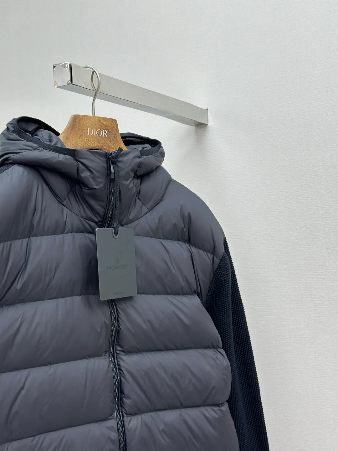 P730 MONCLER wool splicing fluorescent webbing down jacket Fabric selection: The front fabric is made of 100% polyester fiber high-density weaving, with a thickness of 0.08mm to avoid increasing the overall weight and being smooth. The high-density weaving structure forms a wind resistance layer to protect the thermal efficiency of the thermal layer from loss. It can withstand the expansion pressure of down and prevent deformation and damage after long-term use.   Features: The webbing next to the access control zipper is a fluorescent webbing that will reflect different colors when illuminated by different colors. It uses high-quality stitching and advanced sewing equipment to ensure durability and beauty. At the same time, the filling of 90 white duck down has also been strictly screened and evenly distributed to ensure a good thermal insulation effect.  Craftsmanship details: Pay attention to every detail during the production process, and strictly control everything from material selection to sewing technology to ensure quality and durability.  Accessories: One-to-one customized zipper pendant, One-to-one customized MONCLER logo patch, One-to-one customized armband SIZE: 1 2 3 4