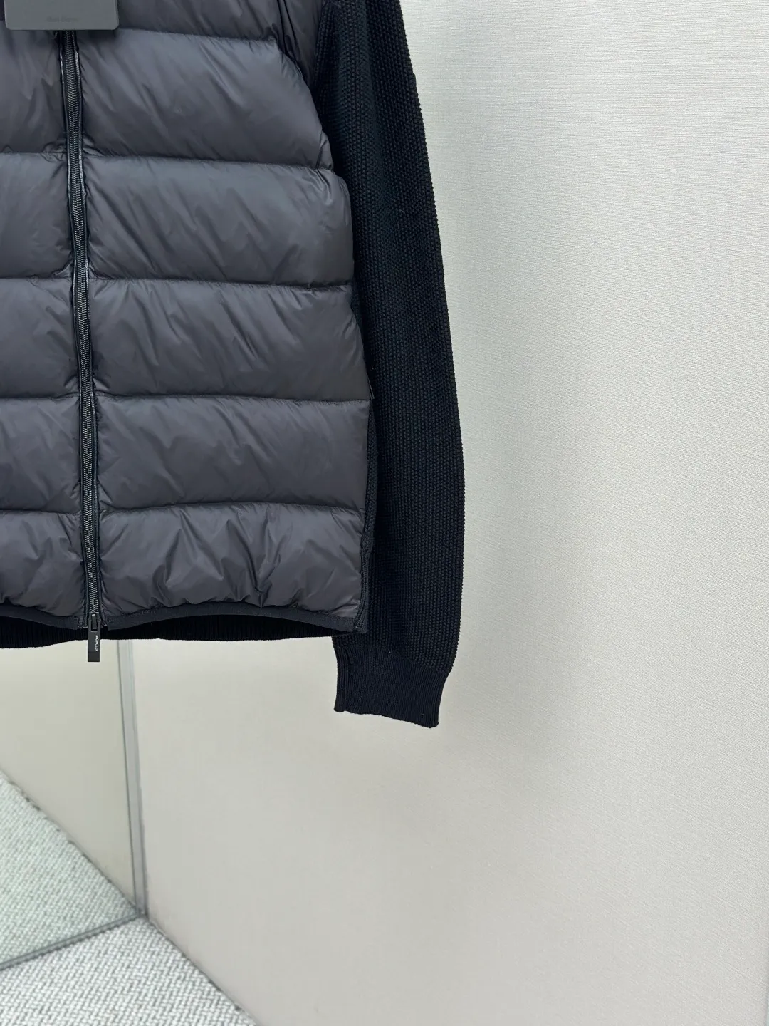 P730 MONCLER wool splicing fluorescent webbing down jacket Fabric selection: The front fabric is made of 100% polyester fiber high-density weaving, with a thickness of 0.08mm to avoid increasing the overall weight and being smooth. The high-density weaving structure forms a wind resistance layer to protect the thermal efficiency of the thermal layer from loss. It can withstand the expansion pressure of down and prevent deformation and damage after long-term use.   Features: The webbing next to the access control zipper is a fluorescent webbing that will reflect different colors when illuminated by different colors. It uses high-quality stitching and advanced sewing equipment to ensure durability and beauty. At the same time, the filling of 90 white duck down has also been strictly screened and evenly distributed to ensure a good thermal insulation effect.  Craftsmanship details: Pay attention to every detail during the production process, and strictly control everything from material selection to sewing technology to ensure quality and durability.  Accessories: One-to-one customized zipper pendant, One-to-one customized MONCLER logo patch, One-to-one customized armband SIZE: 1 2 3 4