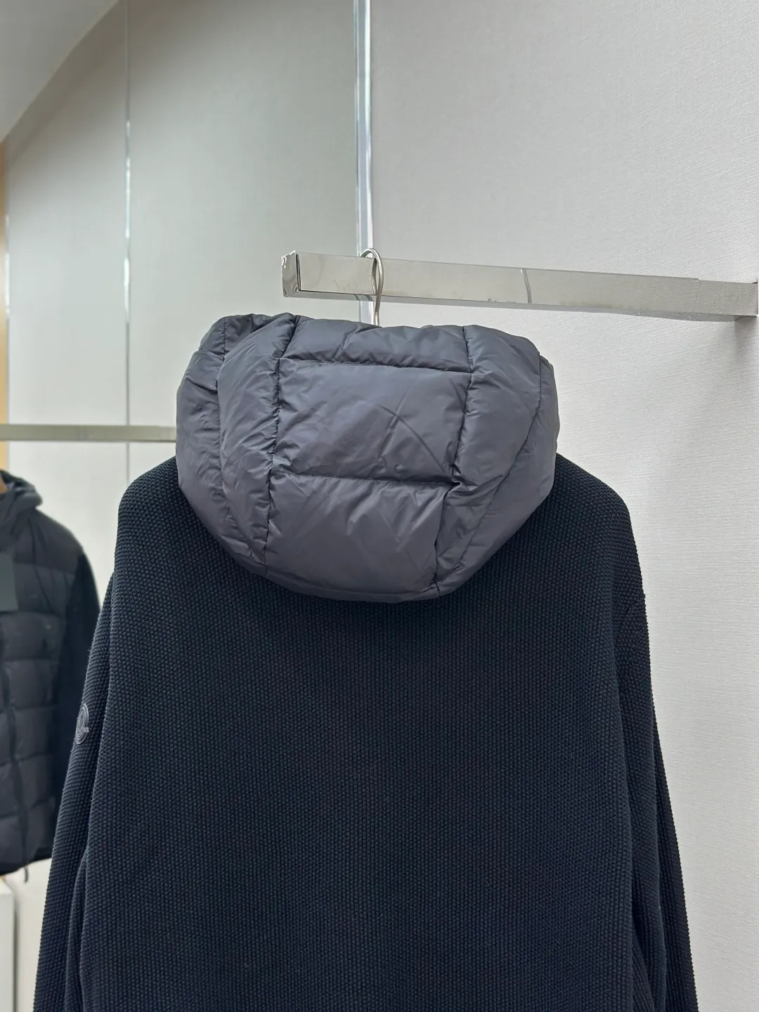 P730 MONCLER wool splicing fluorescent webbing down jacket Fabric selection: The front fabric is made of 100% polyester fiber high-density weaving, with a thickness of 0.08mm to avoid increasing the overall weight and being smooth. The high-density weaving structure forms a wind resistance layer to protect the thermal efficiency of the thermal layer from loss. It can withstand the expansion pressure of down and prevent deformation and damage after long-term use.   Features: The webbing next to the access control zipper is a fluorescent webbing that will reflect different colors when illuminated by different colors. It uses high-quality stitching and advanced sewing equipment to ensure durability and beauty. At the same time, the filling of 90 white duck down has also been strictly screened and evenly distributed to ensure a good thermal insulation effect.  Craftsmanship details: Pay attention to every detail during the production process, and strictly control everything from material selection to sewing technology to ensure quality and durability.  Accessories: One-to-one customized zipper pendant, One-to-one customized MONCLER logo patch, One-to-one customized armband SIZE: 1 2 3 4