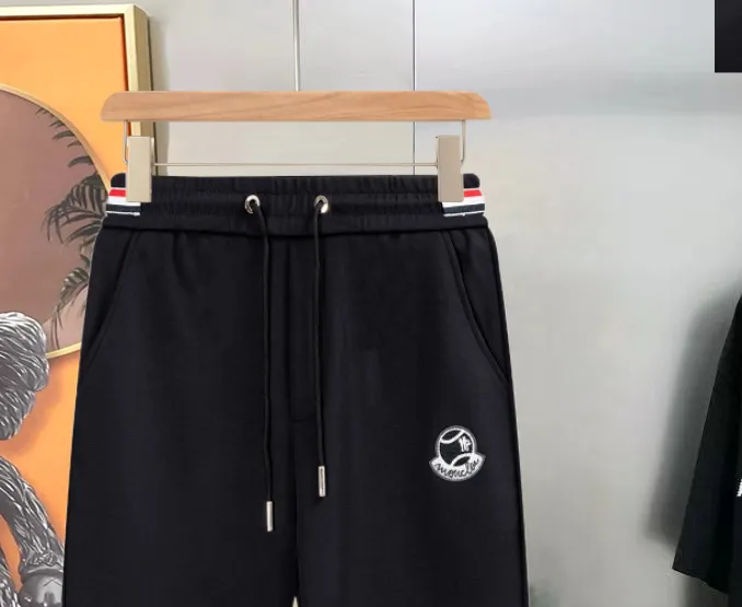 P290 Moncler new men's original casual pants and sweatpants, high-end customization, fashionable and versatile ✨✨✨three-dimensional embroidery embossed letter logo design, customized original imported 100% knitted cotton fabric, imported hardware accessories, elegant and handsome upper body, brand new sense of sight! The factory's fine workmanship and details are all in place. There is no need to choose anyone, and you must pay for your own money. Size: M-3XL (the largest size can wear about 185 pounds) black