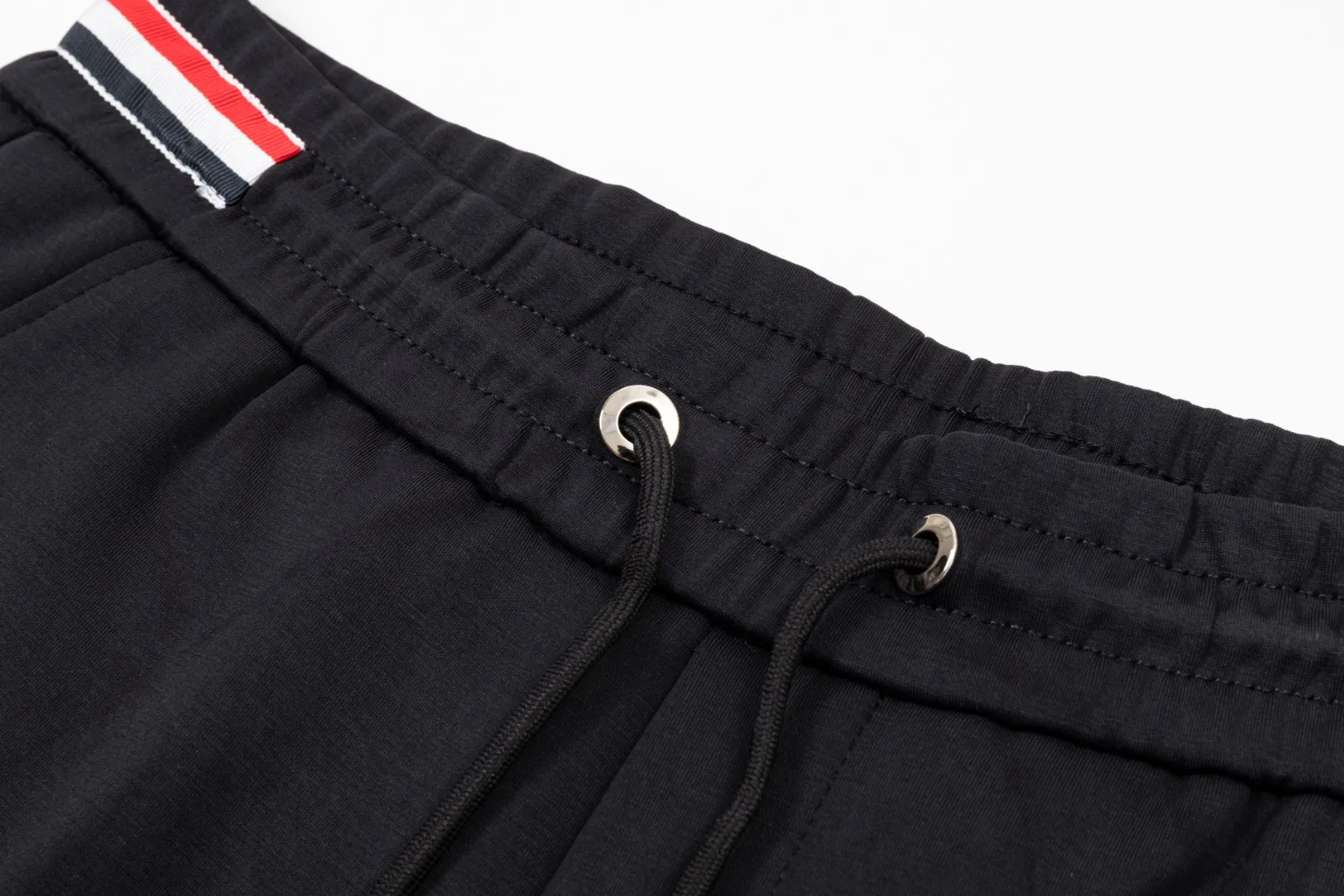 P290 Moncler new men's original casual pants and sweatpants, high-end customization, fashionable and versatile ✨✨✨three-dimensional embroidery embossed letter logo design, customized original imported 100% knitted cotton fabric, imported hardware accessories, elegant and handsome upper body, brand new sense of sight! The factory's fine workmanship and details are all in place. There is no need to choose anyone, and you must pay for your own money. Size: M-3XL (the largest size can wear about 185 pounds) black