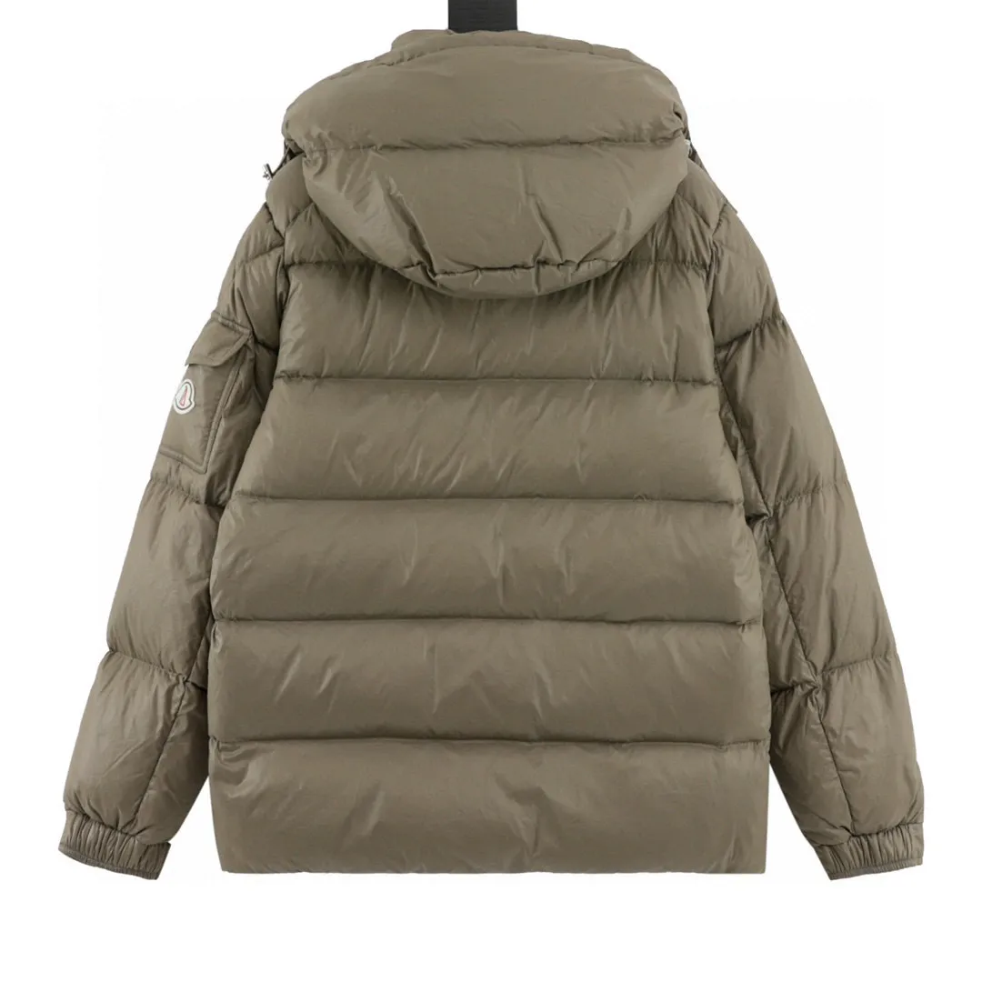 P780 Moncler/Moncler 70th Anniversary Limited Edition Short Down Jacket (filled with 90% large white duck down) Non-commercial version, undoubtedly the top version, ceiling level 𝗠𝗼𝗻𝗰1𝗲𝗿｜Moncler Maya 70th Anniversary Limited Edition/Short Down Jacket Description: 𝗠𝗼𝗻𝗰𝗲𝗿 Maya down jacket is specially reinterpreted to celebrate the 70th anniversary of 𝗠𝗼𝗻𝗰𝗲𝗿, with new colors reviving the iconic silhouette. A classic example of the brand's DNA, it's made from shiny lacquered nylon and embellished with signature rectangular quilting. A classic cropped design that transcends seasons and styles, it features a statement silhouette, removable hood and adjustable hem. The sleeves are decorated with the brand's signature classic patch pockets and a patchwork logo designed to celebrate the 70th anniversary.  Top quality, filled with 90% standard large white duck down, high-end quality one-to-one customized hardware, specific fabrics, specific black lacquered fabrics!  Style number: A92# Color: black white gray green Size: 1-5