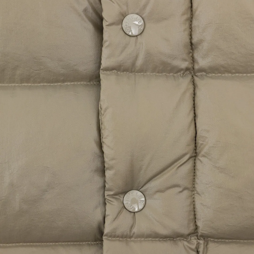 P780 Moncler/Moncler 70th Anniversary Limited Edition Short Down Jacket (filled with 90% large white duck down) Non-commercial version, undoubtedly the top version, ceiling level 𝗠𝗼𝗻𝗰1𝗲𝗿｜Moncler Maya 70th Anniversary Limited Edition/Short Down Jacket Description: 𝗠𝗼𝗻𝗰𝗲𝗿 Maya down jacket is specially reinterpreted to celebrate the 70th anniversary of 𝗠𝗼𝗻𝗰𝗲𝗿, with new colors reviving the iconic silhouette. A classic example of the brand's DNA, it's made from shiny lacquered nylon and embellished with signature rectangular quilting. A classic cropped design that transcends seasons and styles, it features a statement silhouette, removable hood and adjustable hem. The sleeves are decorated with the brand's signature classic patch pockets and a patchwork logo designed to celebrate the 70th anniversary.  Top quality, filled with 90% standard large white duck down, high-end quality one-to-one customized hardware, specific fabrics, specific black lacquered fabrics!  Style number: A92# Color: black white gray green Size: 1-5