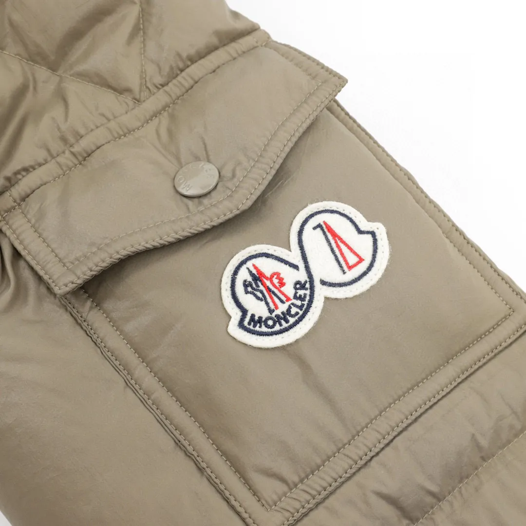 P780 Moncler/Moncler 70th Anniversary Limited Edition Short Down Jacket (filled with 90% large white duck down) Non-commercial version, undoubtedly the top version, ceiling level 𝗠𝗼𝗻𝗰1𝗲𝗿｜Moncler Maya 70th Anniversary Limited Edition/Short Down Jacket Description: 𝗠𝗼𝗻𝗰𝗲𝗿 Maya down jacket is specially reinterpreted to celebrate the 70th anniversary of 𝗠𝗼𝗻𝗰𝗲𝗿, with new colors reviving the iconic silhouette. A classic example of the brand's DNA, it's made from shiny lacquered nylon and embellished with signature rectangular quilting. A classic cropped design that transcends seasons and styles, it features a statement silhouette, removable hood and adjustable hem. The sleeves are decorated with the brand's signature classic patch pockets and a patchwork logo designed to celebrate the 70th anniversary.  Top quality, filled with 90% standard large white duck down, high-end quality one-to-one customized hardware, specific fabrics, specific black lacquered fabrics!  Style number: A92# Color: black white gray green Size: 1-5