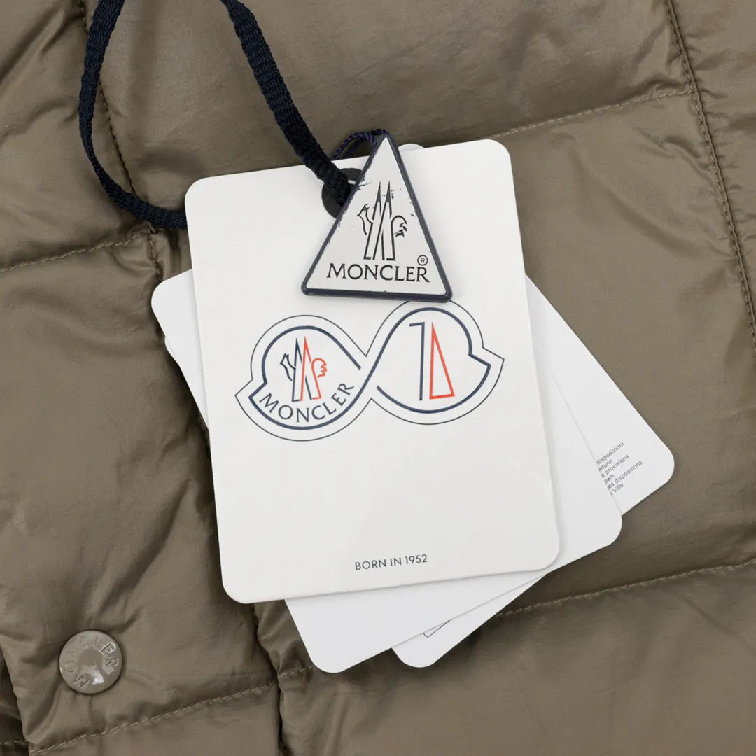 P780 Moncler/Moncler 70th Anniversary Limited Edition Short Down Jacket (filled with 90% large white duck down) Non-commercial version, undoubtedly the top version, ceiling level 𝗠𝗼𝗻𝗰1𝗲𝗿｜Moncler Maya 70th Anniversary Limited Edition/Short Down Jacket Description: 𝗠𝗼𝗻𝗰𝗲𝗿 Maya down jacket is specially reinterpreted to celebrate the 70th anniversary of 𝗠𝗼𝗻𝗰𝗲𝗿, with new colors reviving the iconic silhouette. A classic example of the brand's DNA, it's made from shiny lacquered nylon and embellished with signature rectangular quilting. A classic cropped design that transcends seasons and styles, it features a statement silhouette, removable hood and adjustable hem. The sleeves are decorated with the brand's signature classic patch pockets and a patchwork logo designed to celebrate the 70th anniversary.  Top quality, filled with 90% standard large white duck down, high-end quality one-to-one customized hardware, specific fabrics, specific black lacquered fabrics!  Style number: A92# Color: black white gray green Size: 1-5