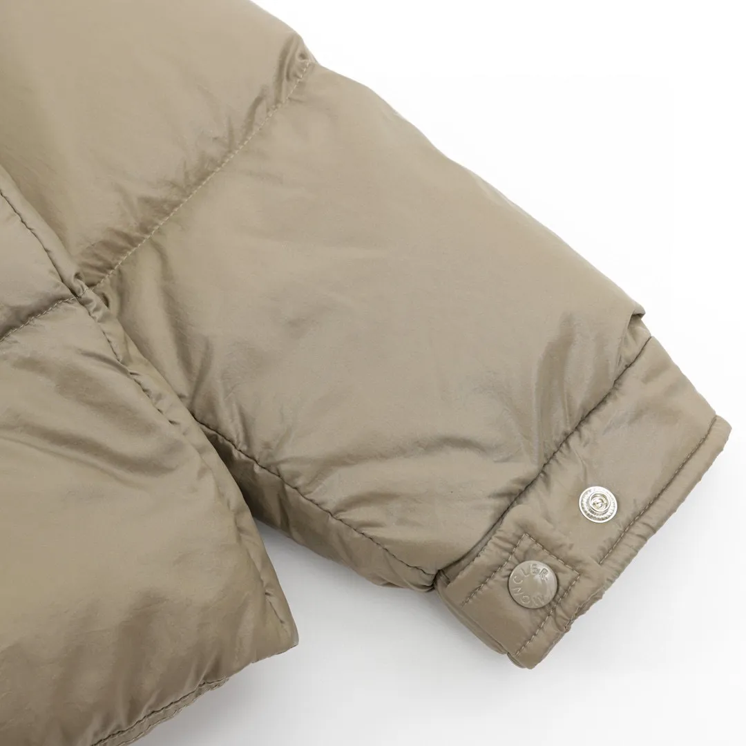 P780 Moncler/Moncler 70th Anniversary Limited Edition Short Down Jacket (filled with 90% large white duck down) Non-commercial version, undoubtedly the top version, ceiling level 𝗠𝗼𝗻𝗰1𝗲𝗿｜Moncler Maya 70th Anniversary Limited Edition/Short Down Jacket Description: 𝗠𝗼𝗻𝗰𝗲𝗿 Maya down jacket is specially reinterpreted to celebrate the 70th anniversary of 𝗠𝗼𝗻𝗰𝗲𝗿, with new colors reviving the iconic silhouette. A classic example of the brand's DNA, it's made from shiny lacquered nylon and embellished with signature rectangular quilting. A classic cropped design that transcends seasons and styles, it features a statement silhouette, removable hood and adjustable hem. The sleeves are decorated with the brand's signature classic patch pockets and a patchwork logo designed to celebrate the 70th anniversary.  Top quality, filled with 90% standard large white duck down, high-end quality one-to-one customized hardware, specific fabrics, specific black lacquered fabrics!  Style number: A92# Color: black white gray green Size: 1-5