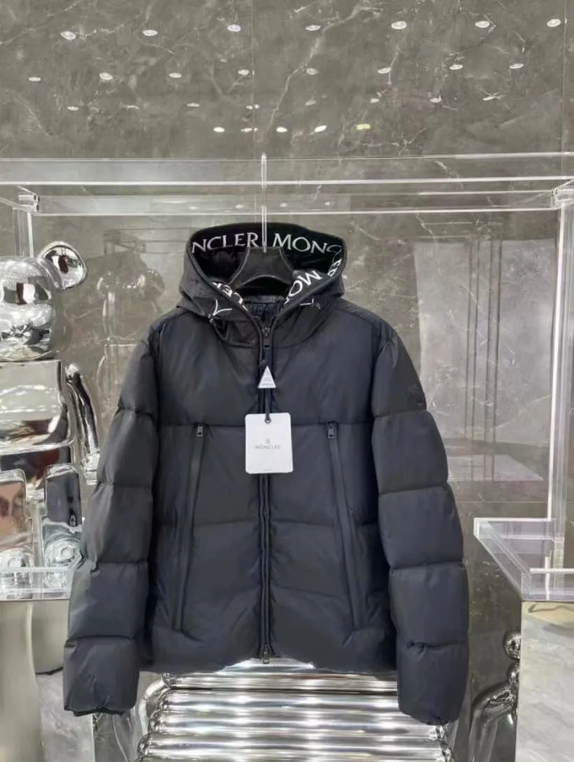 P780 Top Purchasing Version MONCLER's down design is really cool. Wear it out in winter with M's letter embroidery. Men's and women's hooded short men's and women's down jackets. Casual thickening and windproof to keep warm in winter. Everyone loves to wear their down. It is warm and very light. With a base layer inside, you will be the coolest person on the street. Code number 12345