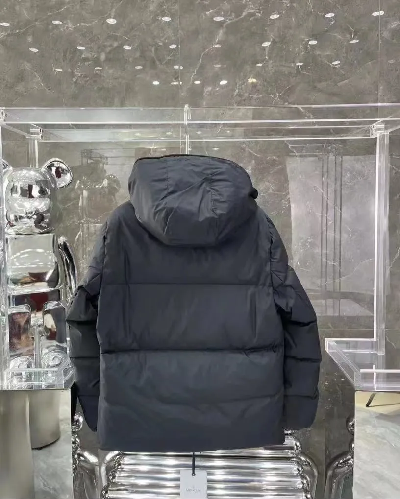 P780 Top Purchasing Version MONCLER's down design is really cool. Wear it out in winter with M's letter embroidery. Men's and women's hooded short men's and women's down jackets. Casual thickening and windproof to keep warm in winter. Everyone loves to wear their down. It is warm and very light. With a base layer inside, you will be the coolest person on the street. Code number 12345