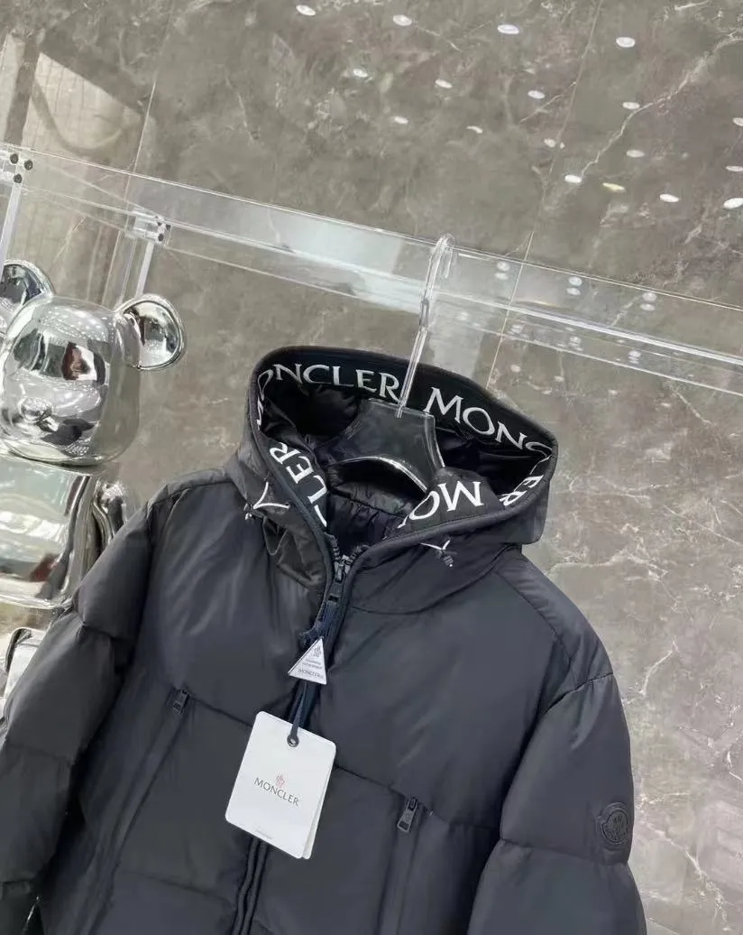 P780 Top Purchasing Version MONCLER's down design is really cool. Wear it out in winter with M's letter embroidery. Men's and women's hooded short men's and women's down jackets. Casual thickening and windproof to keep warm in winter. Everyone loves to wear their down. It is warm and very light. With a base layer inside, you will be the coolest person on the street. Code number 12345
