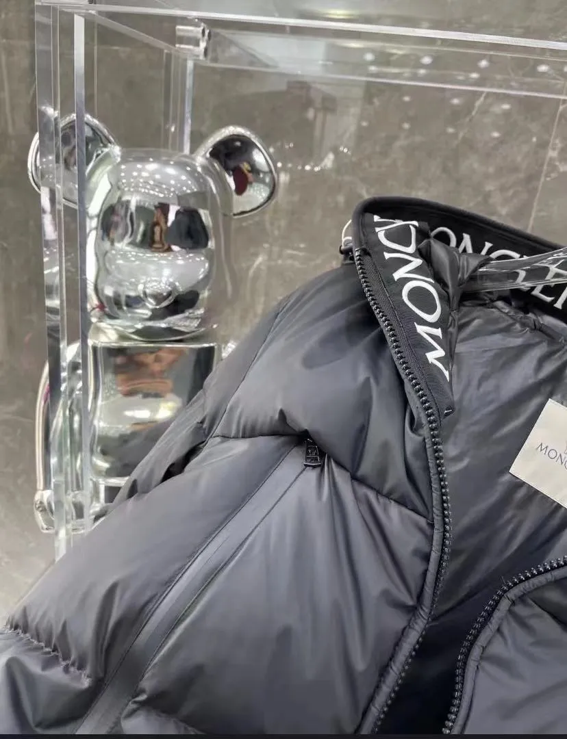 P780 Top Purchasing Version MONCLER's down design is really cool. Wear it out in winter with M's letter embroidery. Men's and women's hooded short men's and women's down jackets. Casual thickening and windproof to keep warm in winter. Everyone loves to wear their down. It is warm and very light. With a base layer inside, you will be the coolest person on the street. Code number 12345